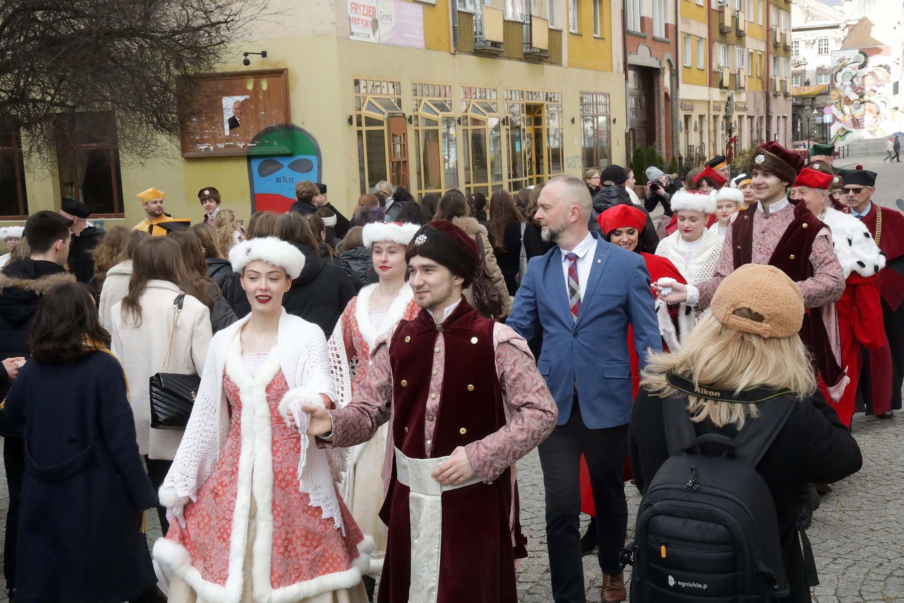 Legniccy maturzyści zatańczyli „Poloneza dla Witelona”