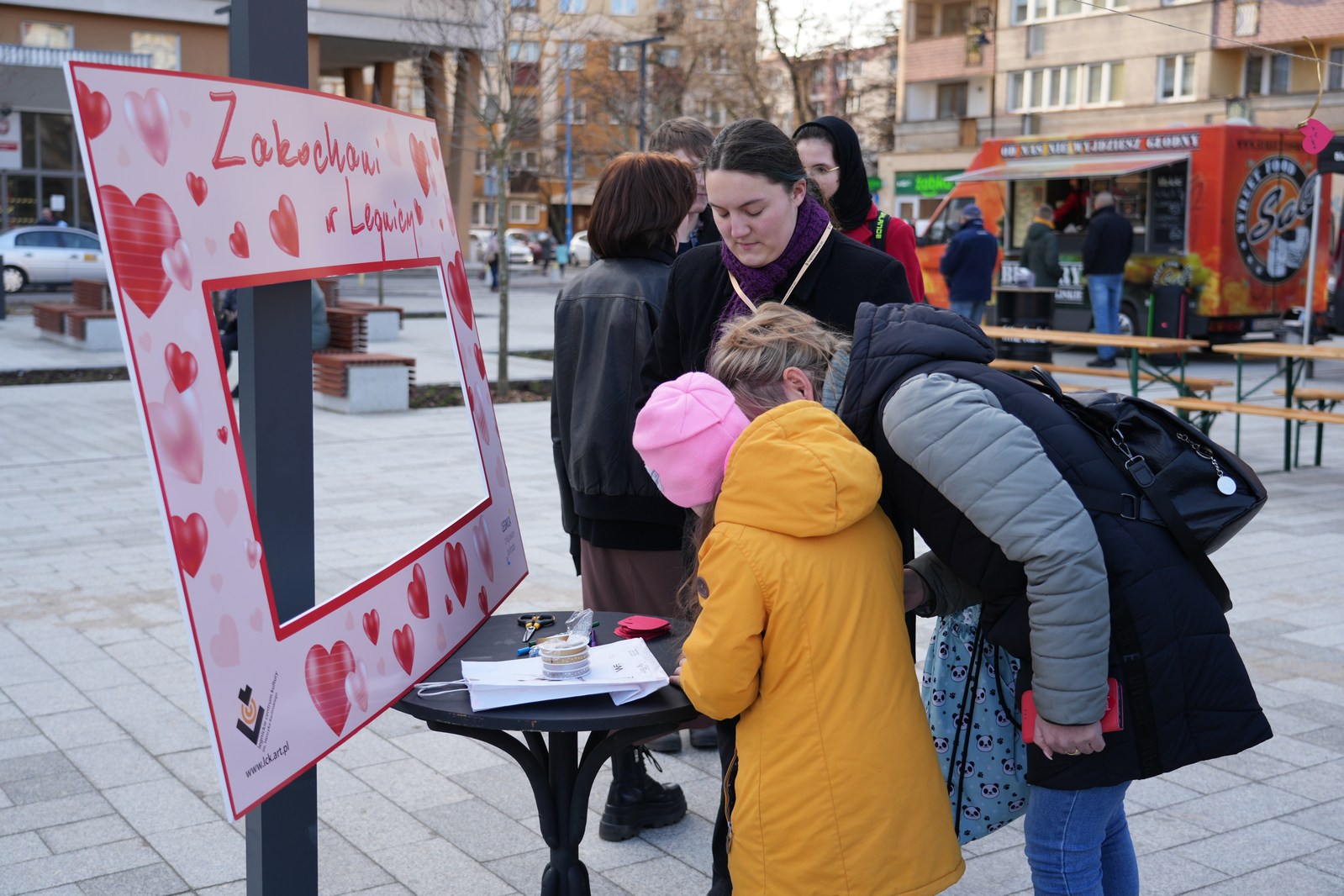 Zakochani w Legnicy 13 lutego przyszli na plac Słowiański
