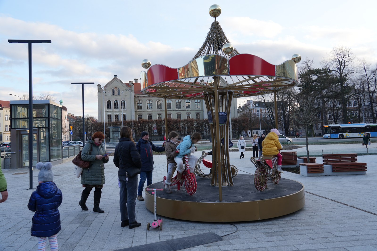 Zakochani w Legnicy 13 lutego przyszli na plac Słowiański
