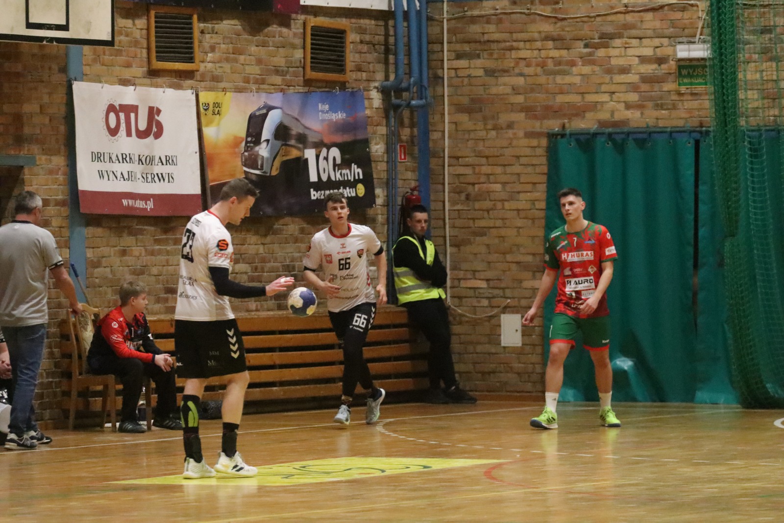 Po wyrównanym meczu Siódemka Legnica przegrywa z Piotrkowianinem