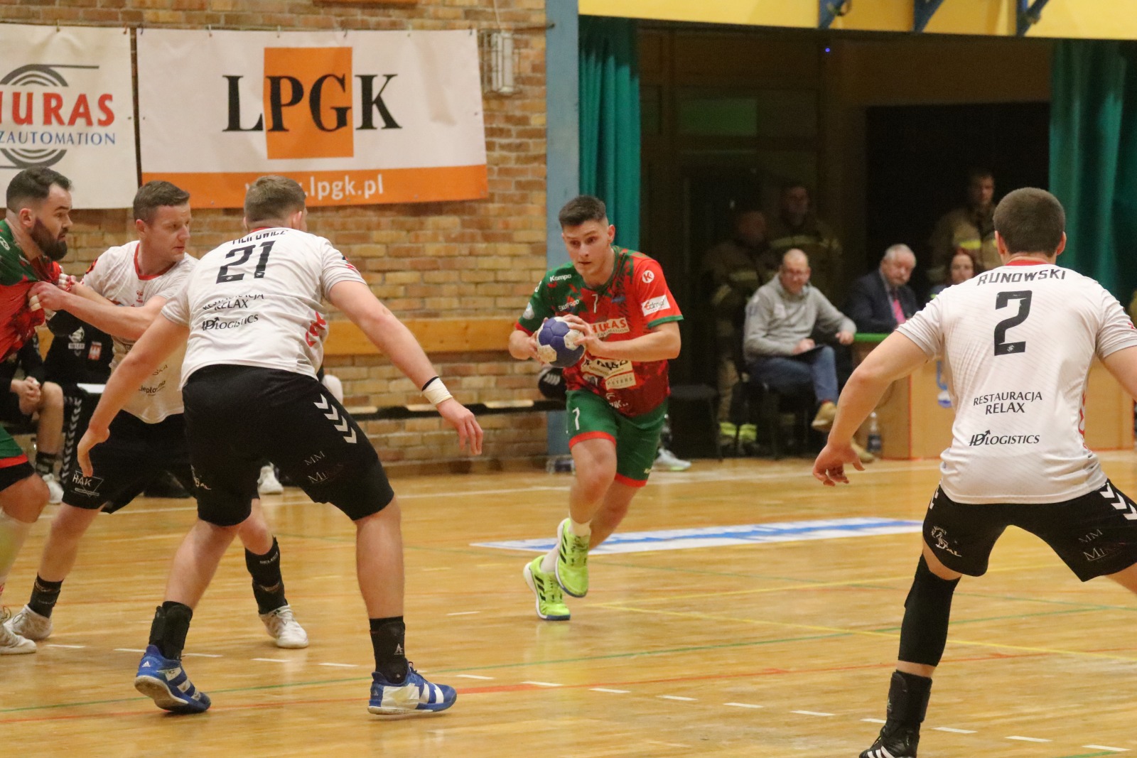 Po wyrównanym meczu Siódemka Legnica przegrywa z Piotrkowianinem