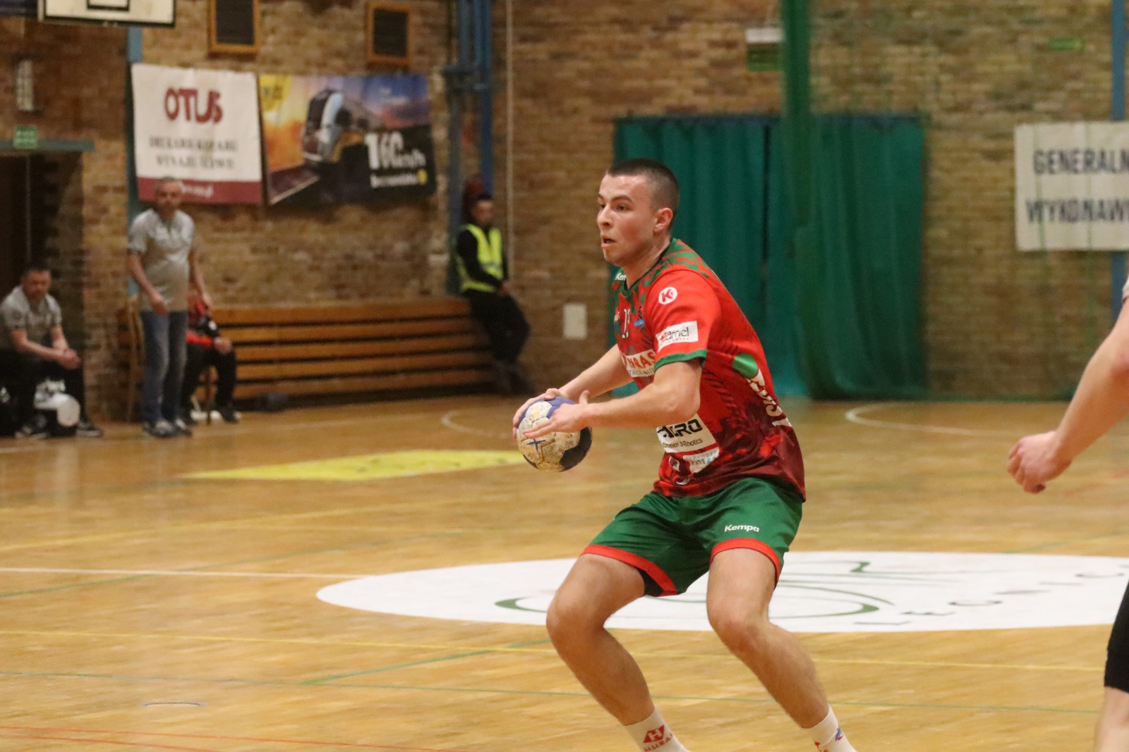 Po wyrównanym meczu Siódemka Legnica przegrywa z Piotrkowianinem