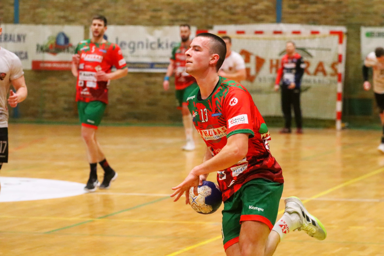Po wyrównanym meczu Siódemka Legnica przegrywa z Piotrkowianinem
