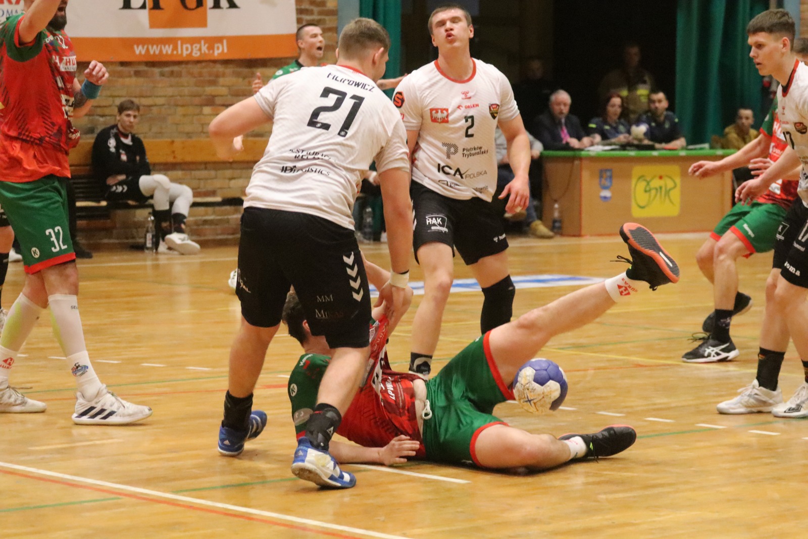 Po wyrównanym meczu Siódemka Legnica przegrywa z Piotrkowianinem