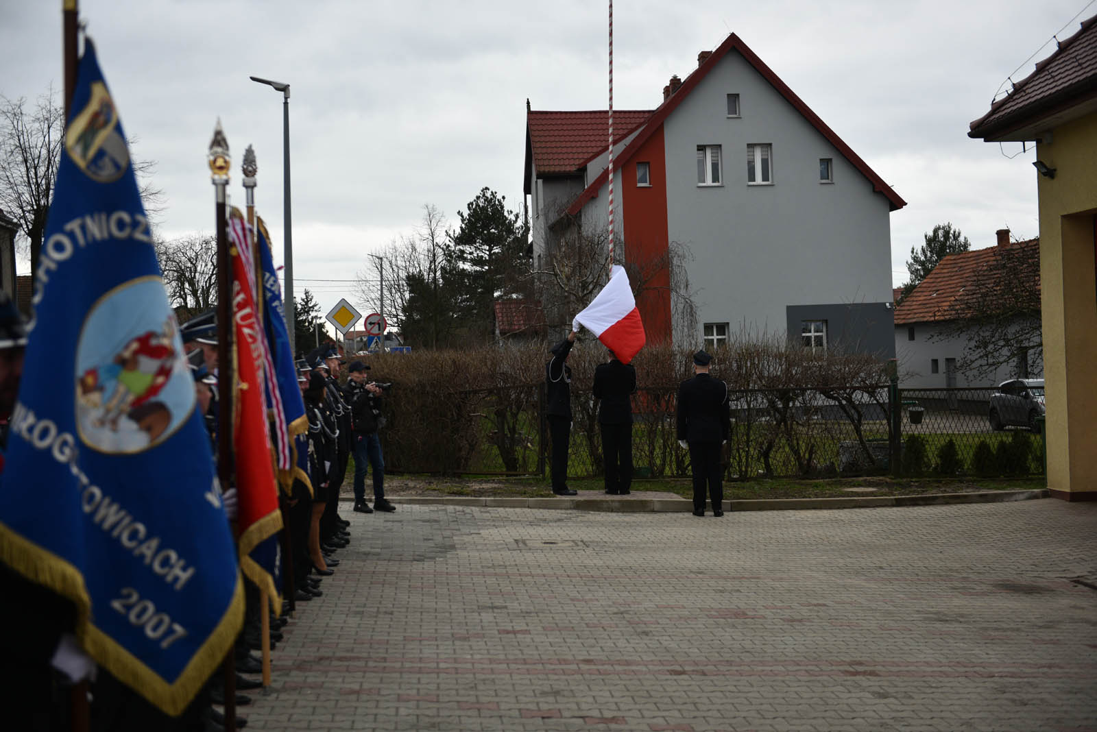 Strażacy z nowym samochodem. Trafił do nich z PSP w Legnicy