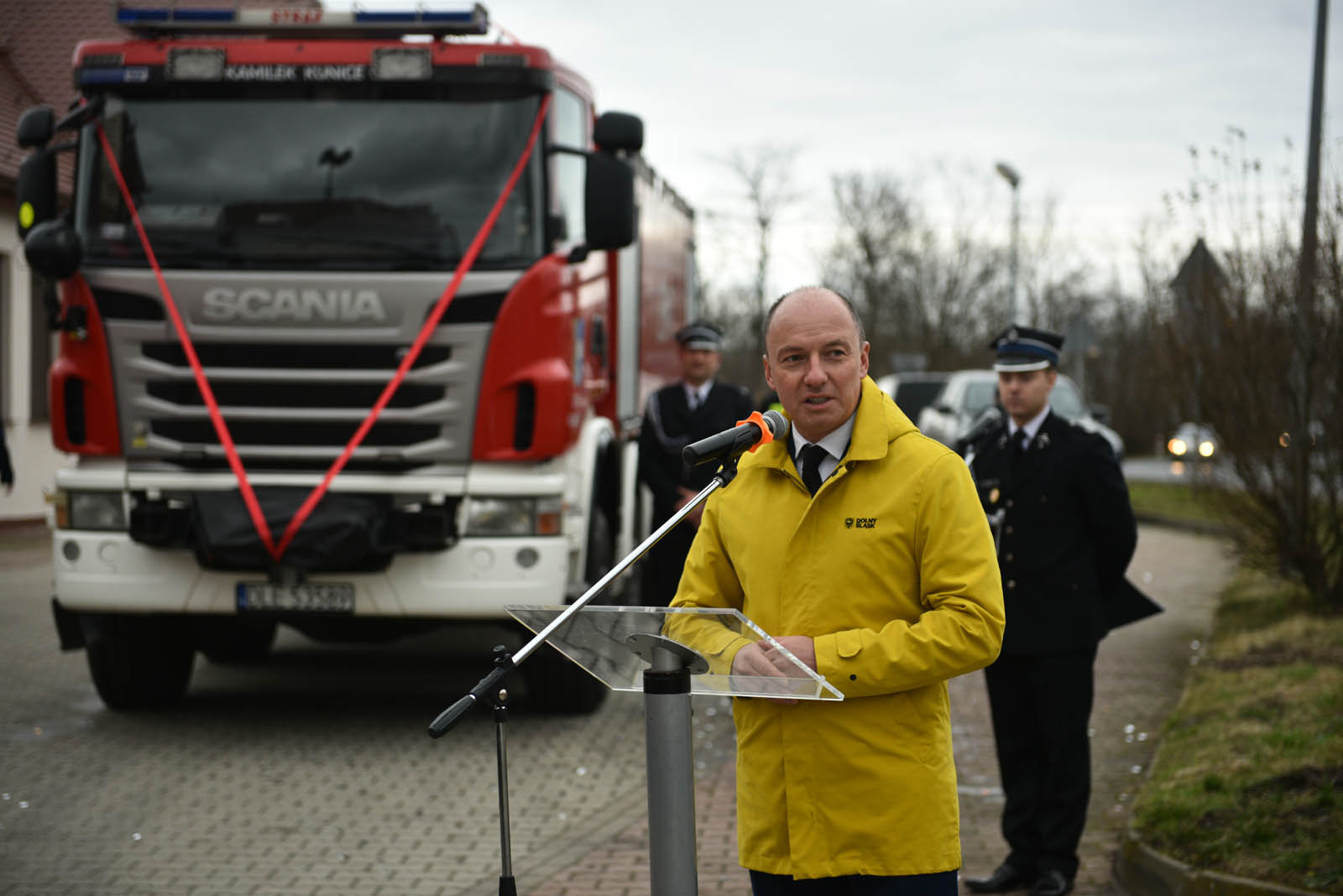 Strażacy z nowym samochodem. Trafił do nich z PSP w Legnicy
