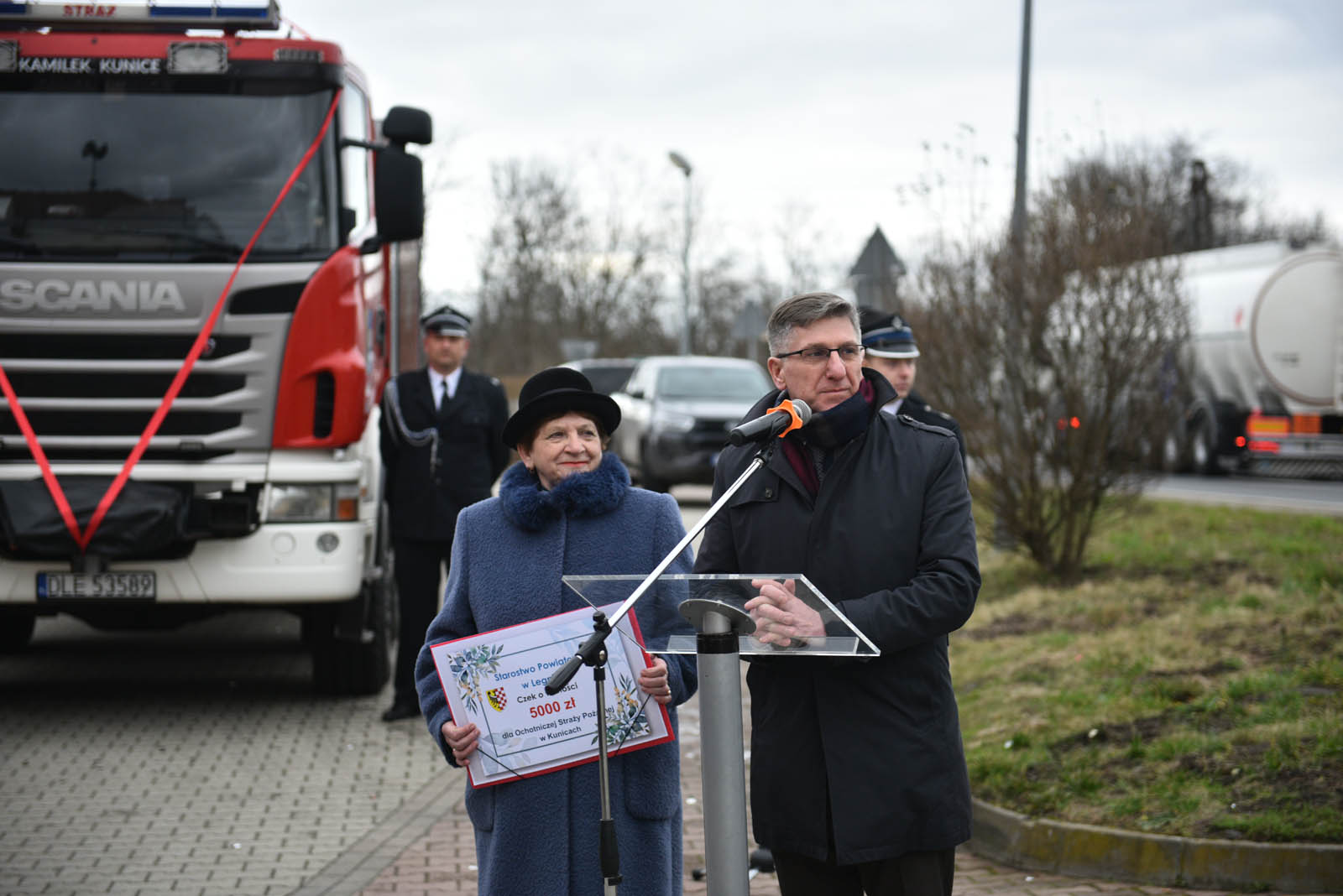 Strażacy z nowym samochodem. Trafił do nich z PSP w Legnicy