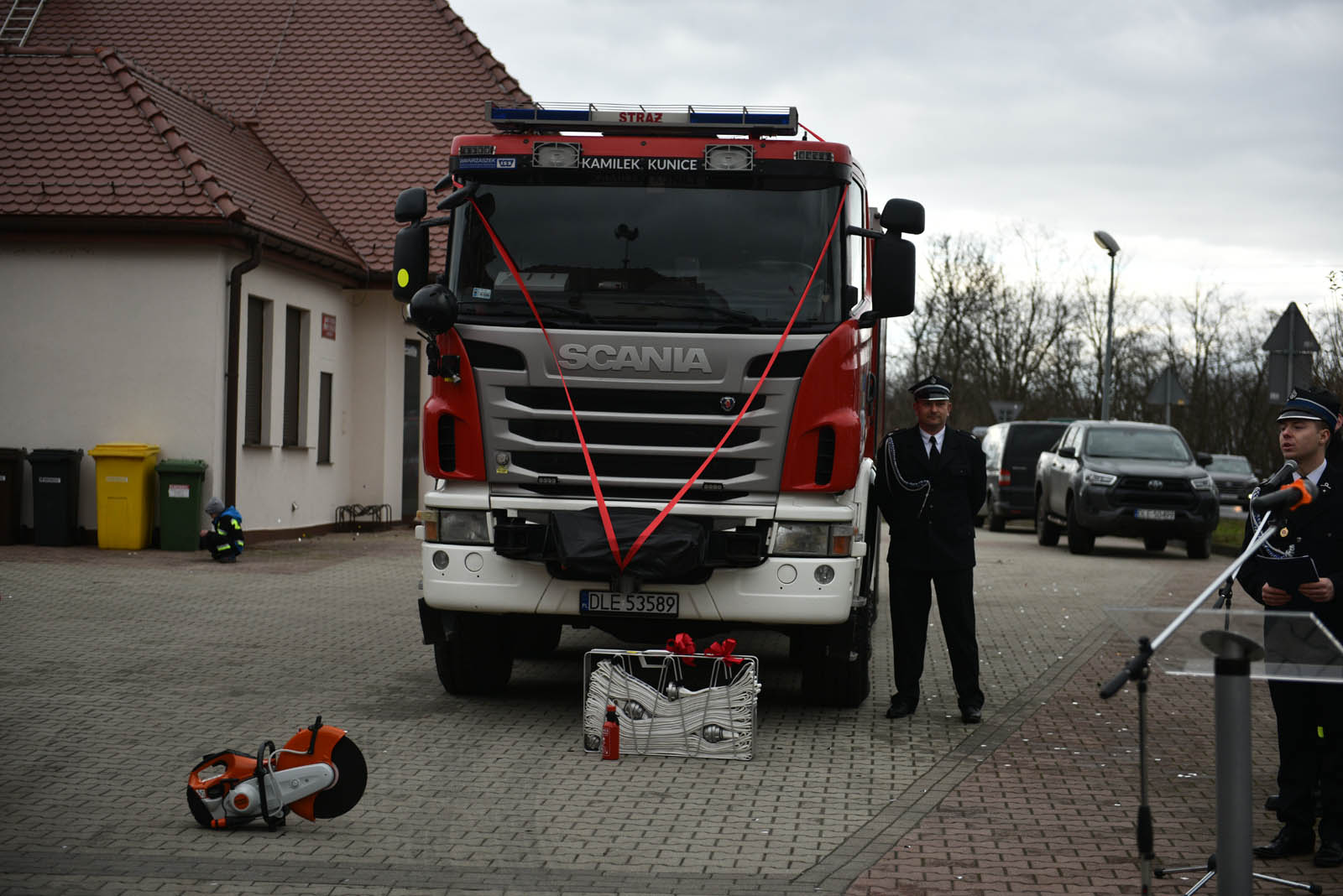 Strażacy z nowym samochodem. Trafił do nich z PSP w Legnicy