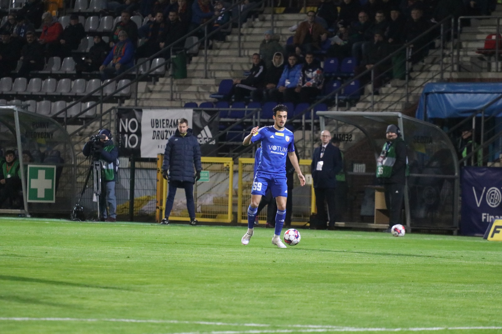 Miedź Legnica pokonała stołeczną Polonię po golach Antonika