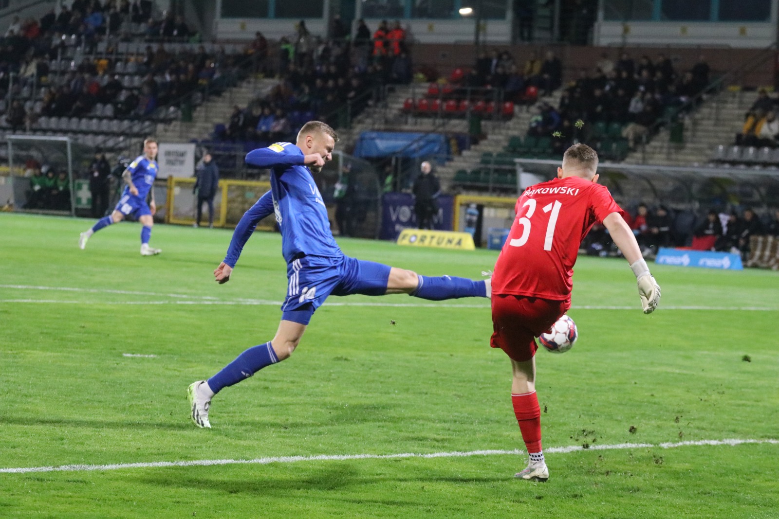 Miedź Legnica pokonała stołeczną Polonię po golach Antonika