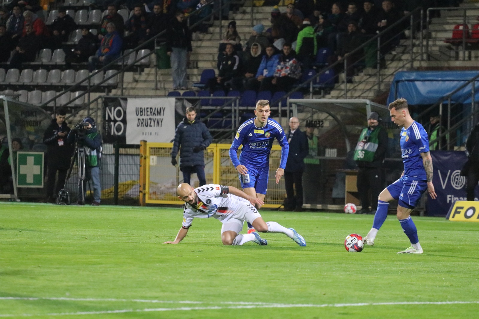 Miedź Legnica pokonała stołeczną Polonię po golach Antonika