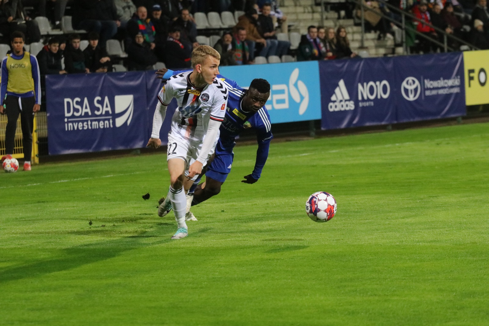 Miedź Legnica pokonała stołeczną Polonię po golach Antonika