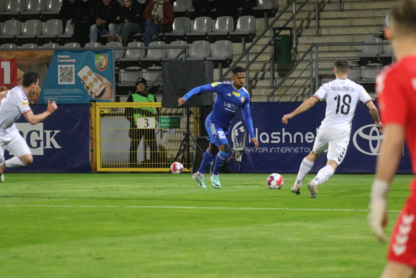 Miedź Legnica pokonała stołeczną Polonię po golach Antonika