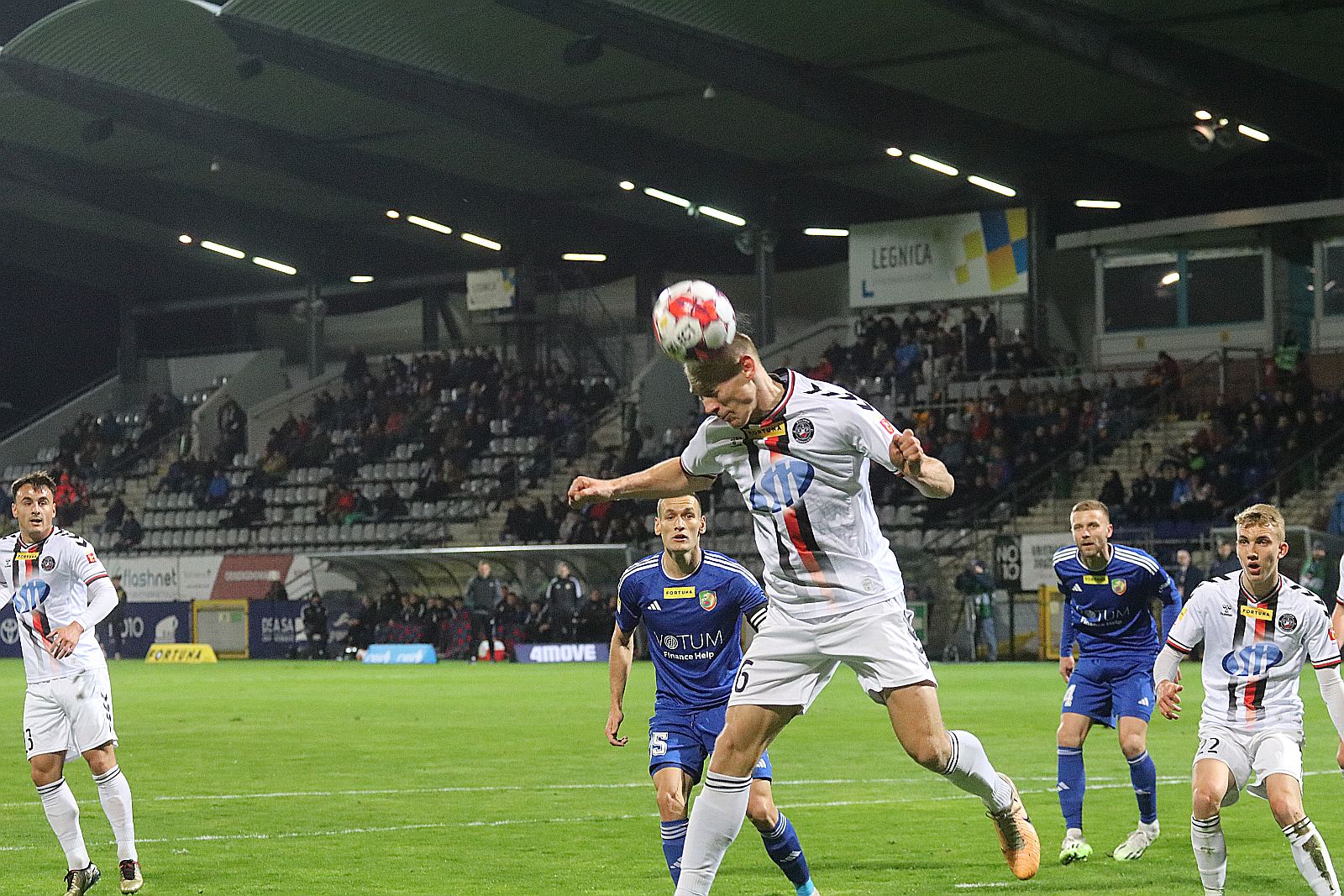 Miedź Legnica pokonała stołeczną Polonię po golach Antonika