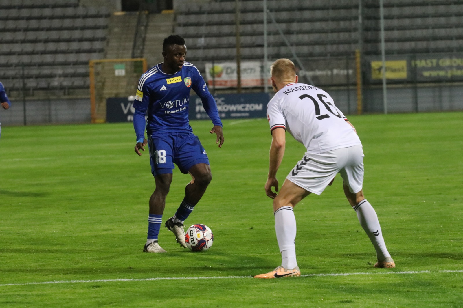 Miedź Legnica pokonała stołeczną Polonię po golach Antonika