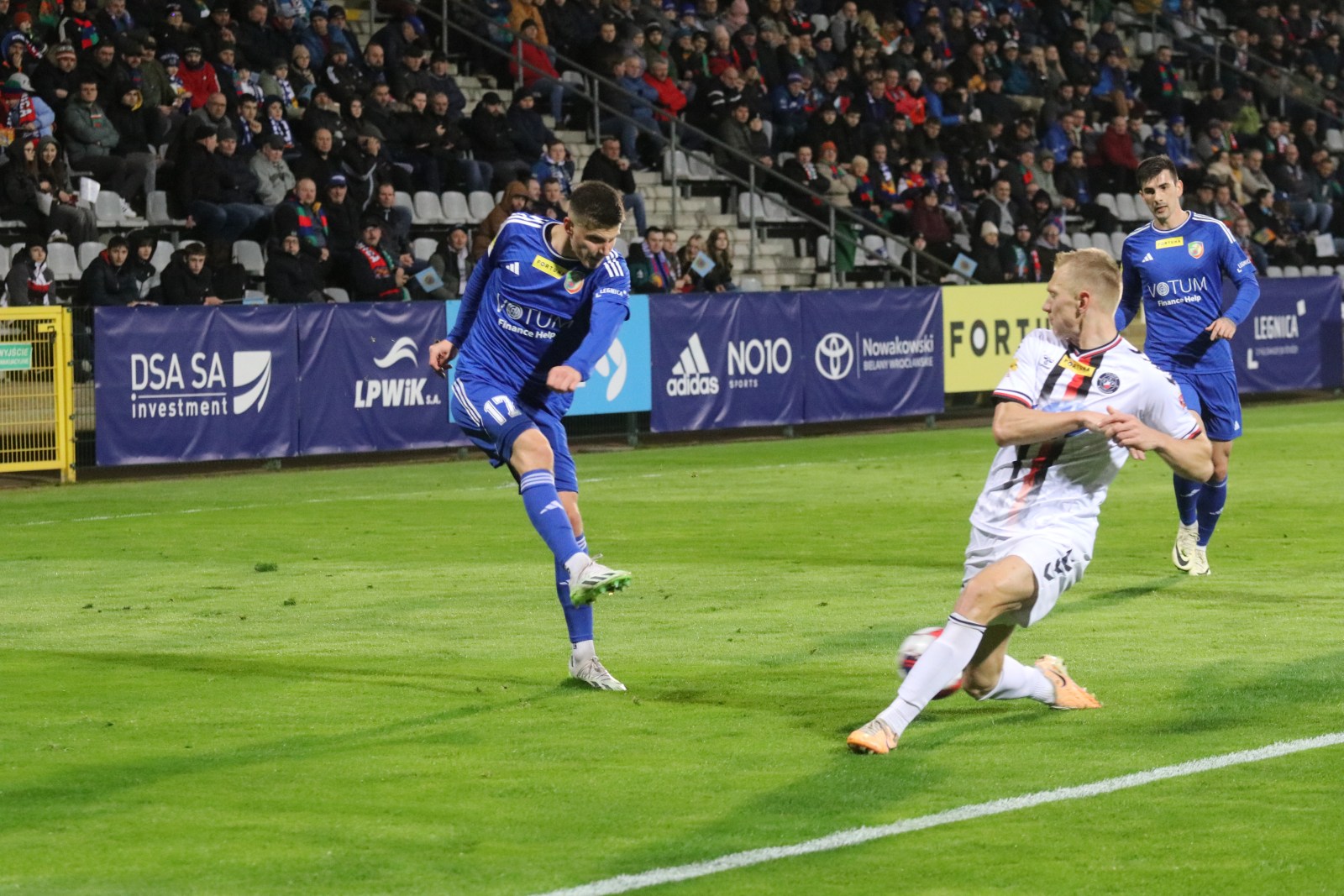 Miedź Legnica pokonała stołeczną Polonię po golach Antonika