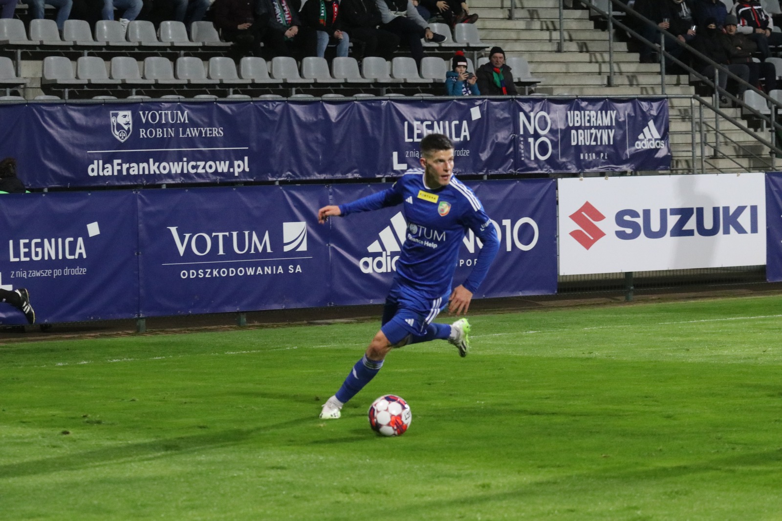 Miedź Legnica pokonała stołeczną Polonię po golach Antonika