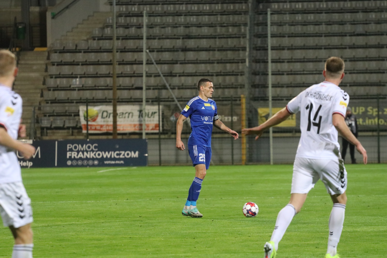 Miedź Legnica pokonała stołeczną Polonię po golach Antonika