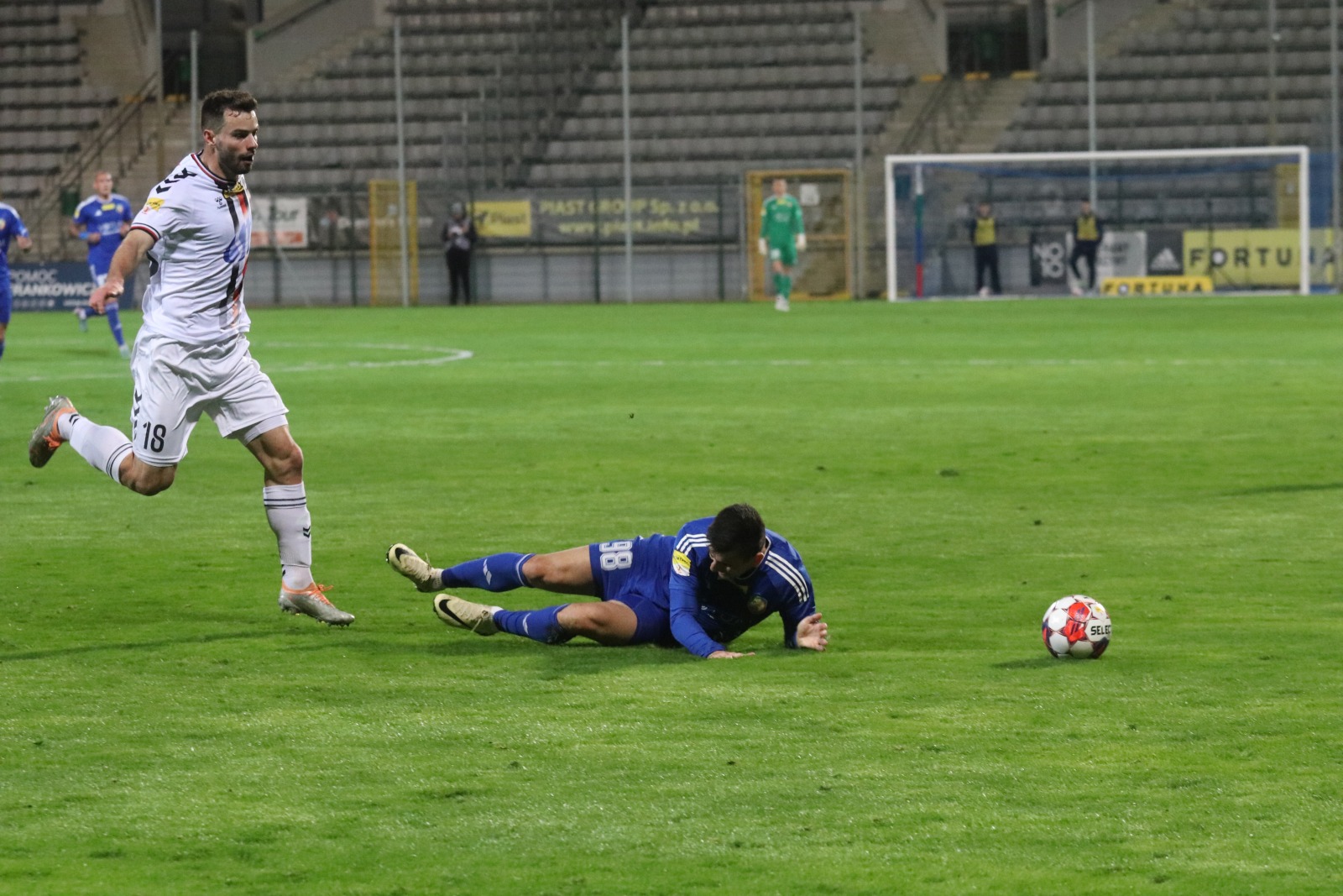 Miedź Legnica pokonała stołeczną Polonię po golach Antonika