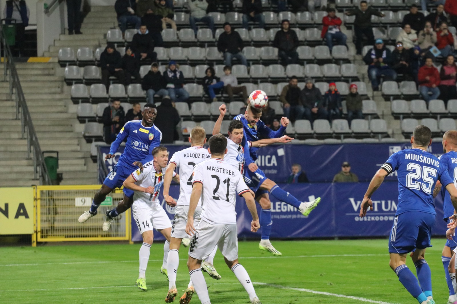 Miedź Legnica pokonała stołeczną Polonię po golach Antonika