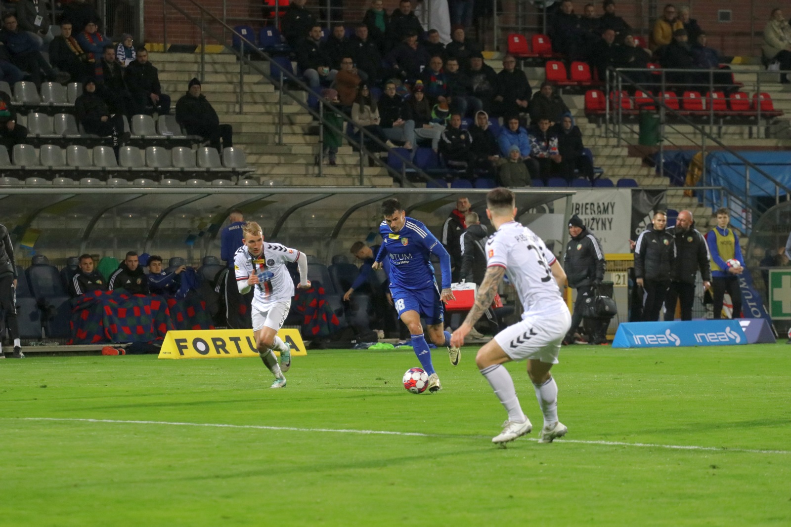 Miedź Legnica pokonała stołeczną Polonię po golach Antonika