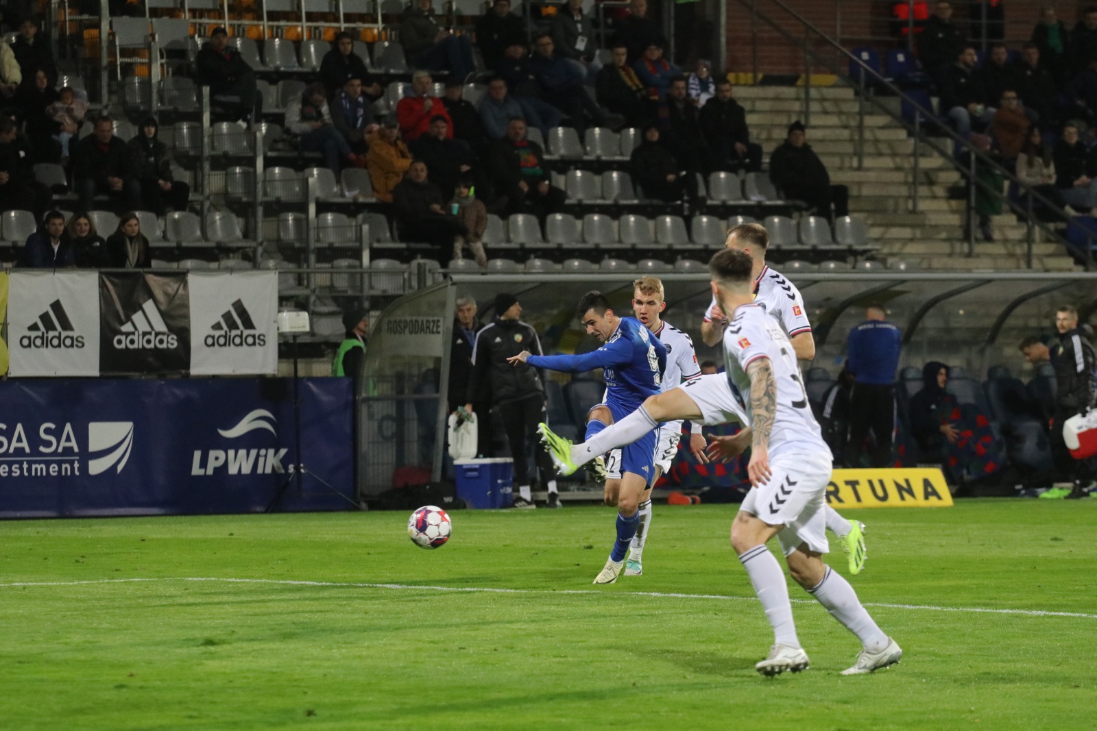 Miedź Legnica pokonała stołeczną Polonię po golach Antonika
