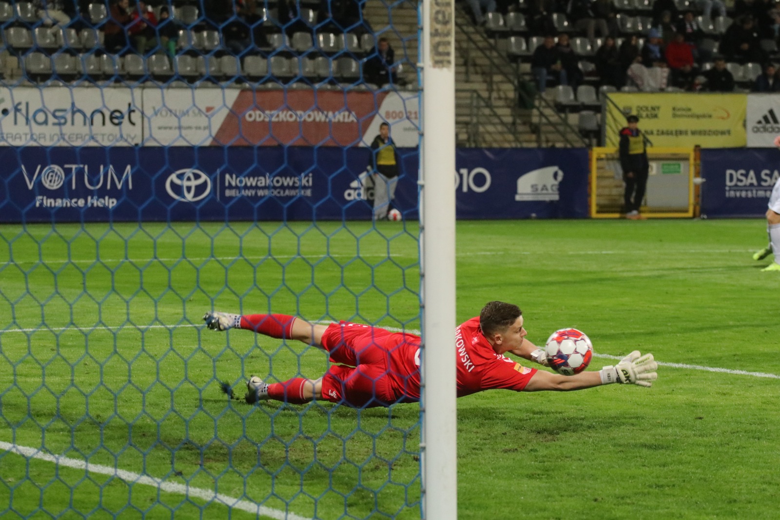 Miedź Legnica pokonała stołeczną Polonię po golach Antonika