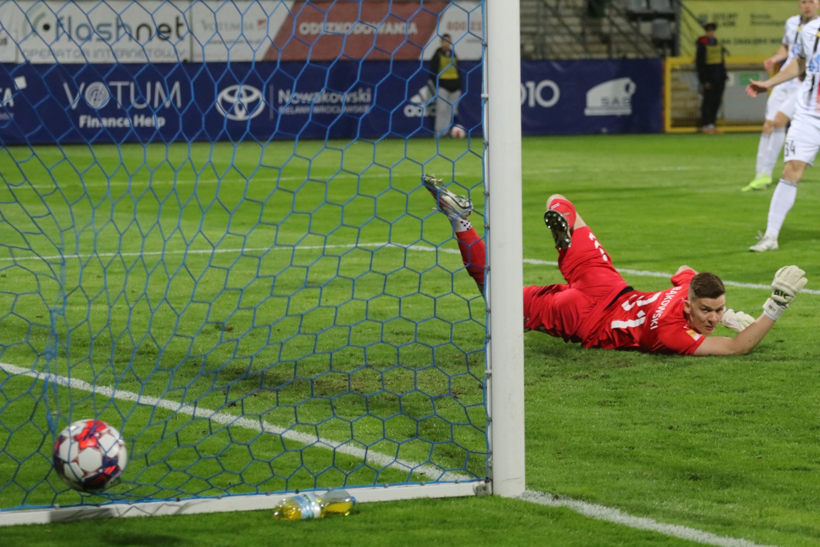 Miedź Legnica pokonała stołeczną Polonię po golach Antonika