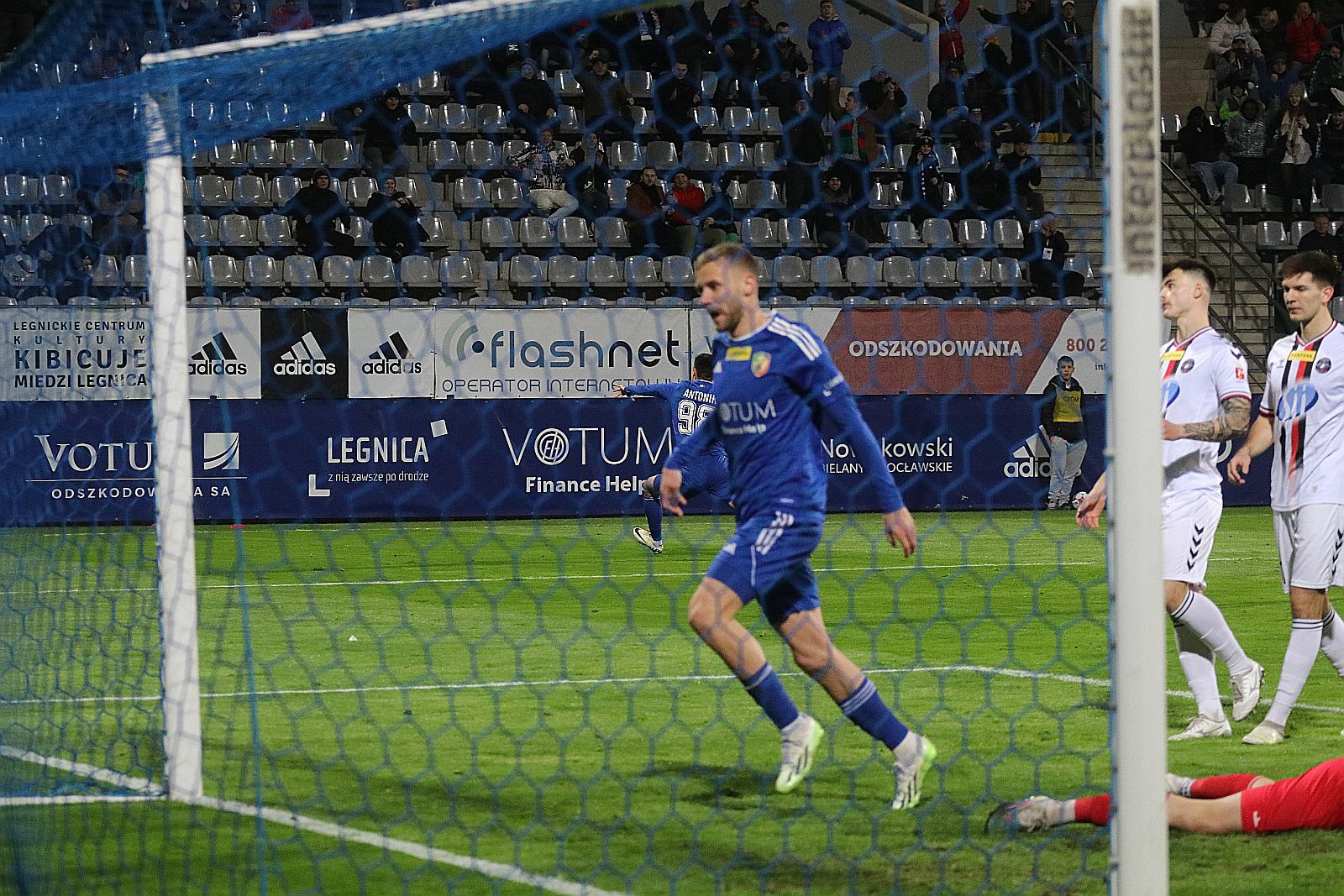Miedź Legnica pokonała stołeczną Polonię po golach Antonika