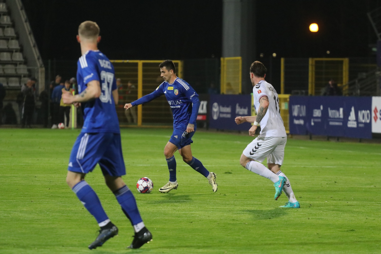 Miedź Legnica pokonała stołeczną Polonię po golach Antonika