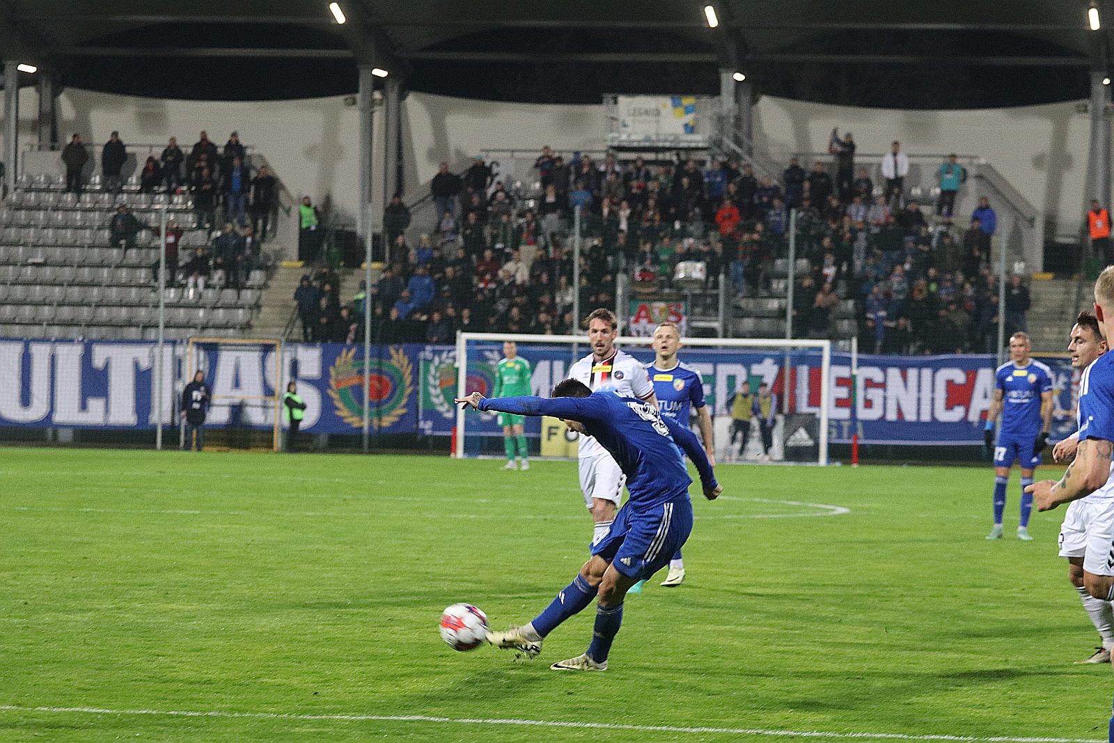 Miedź Legnica pokonała stołeczną Polonię po golach Antonika