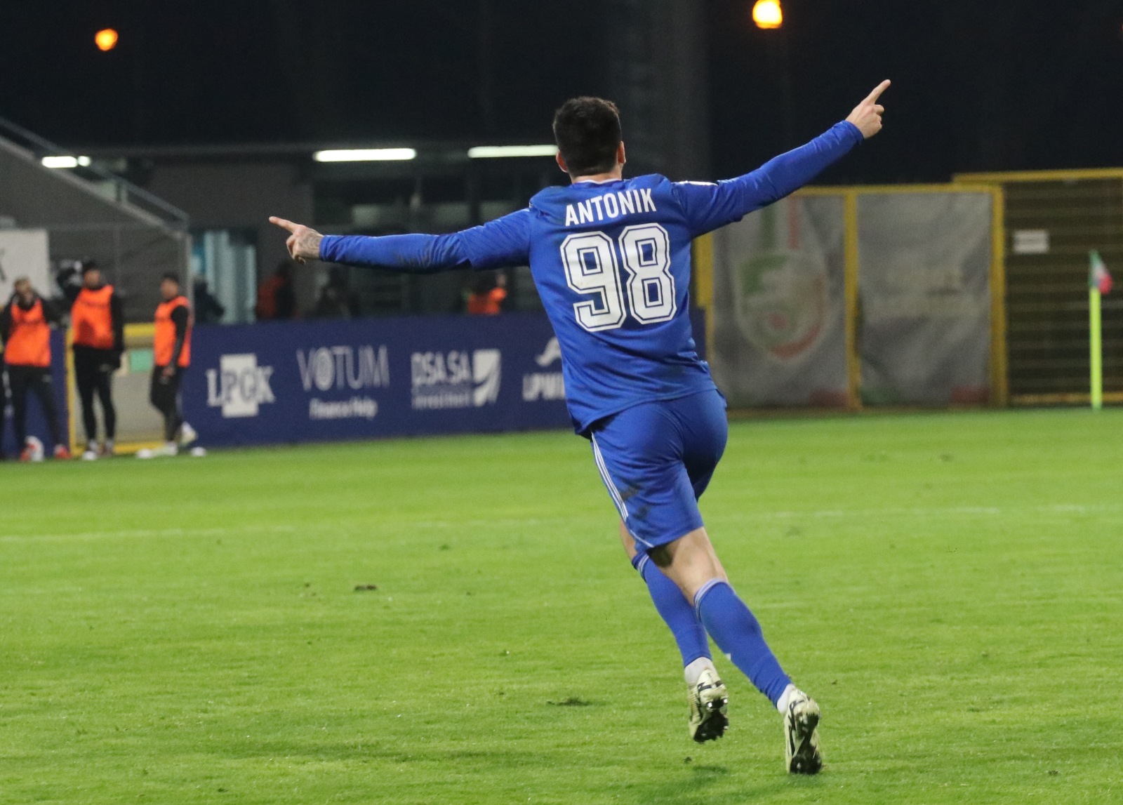Miedź Legnica pokonała stołeczną Polonię po golach Antonika