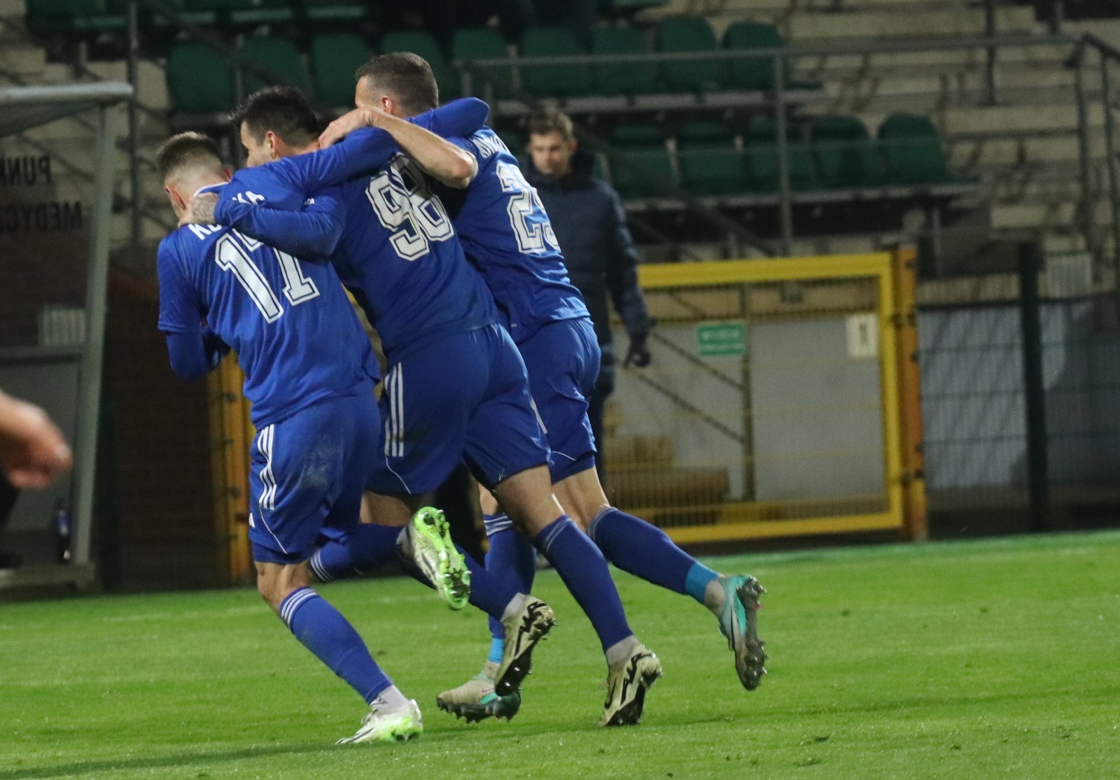Miedź Legnica pokonała stołeczną Polonię po golach Antonika