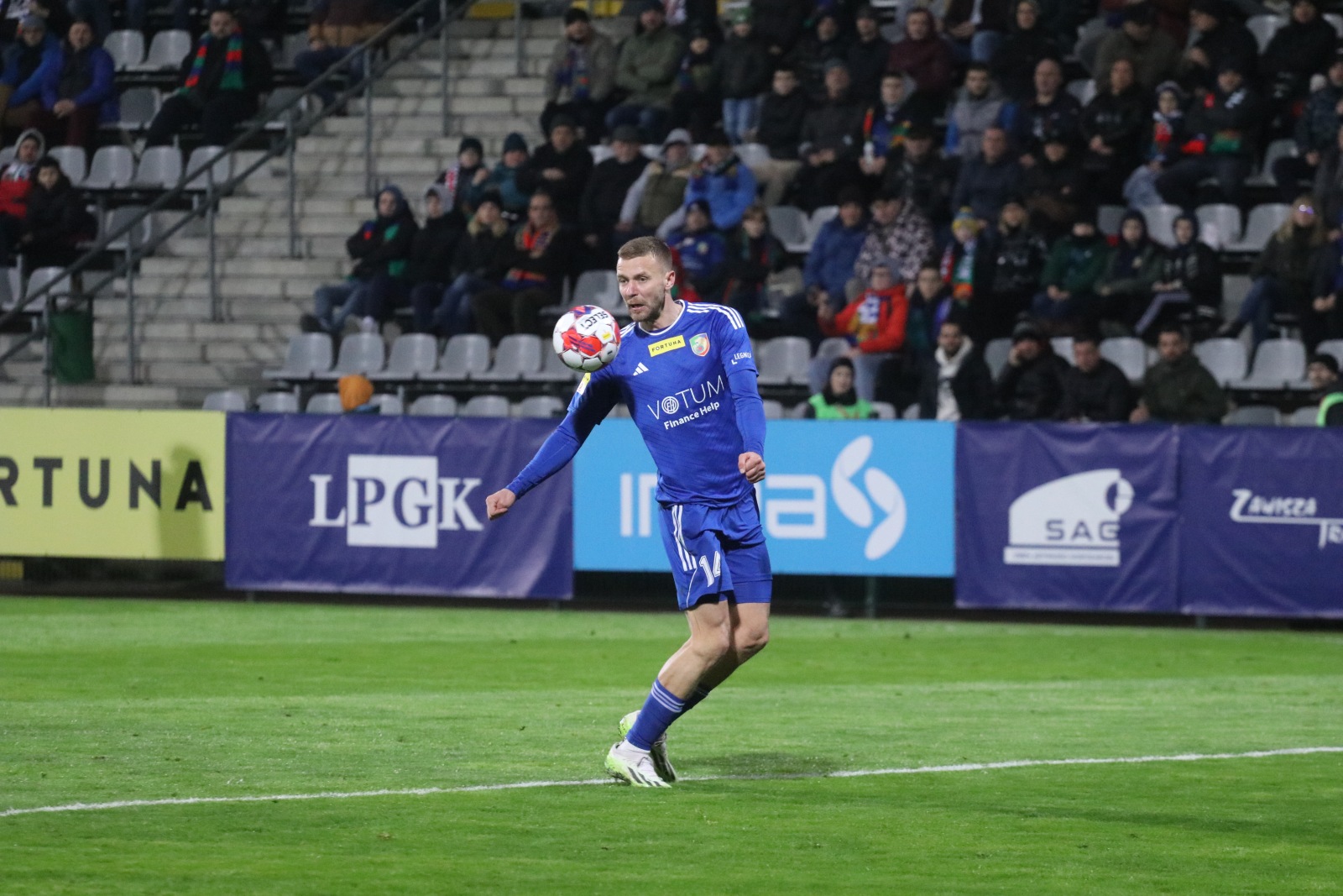 Miedź Legnica pokonała stołeczną Polonię po golach Antonika