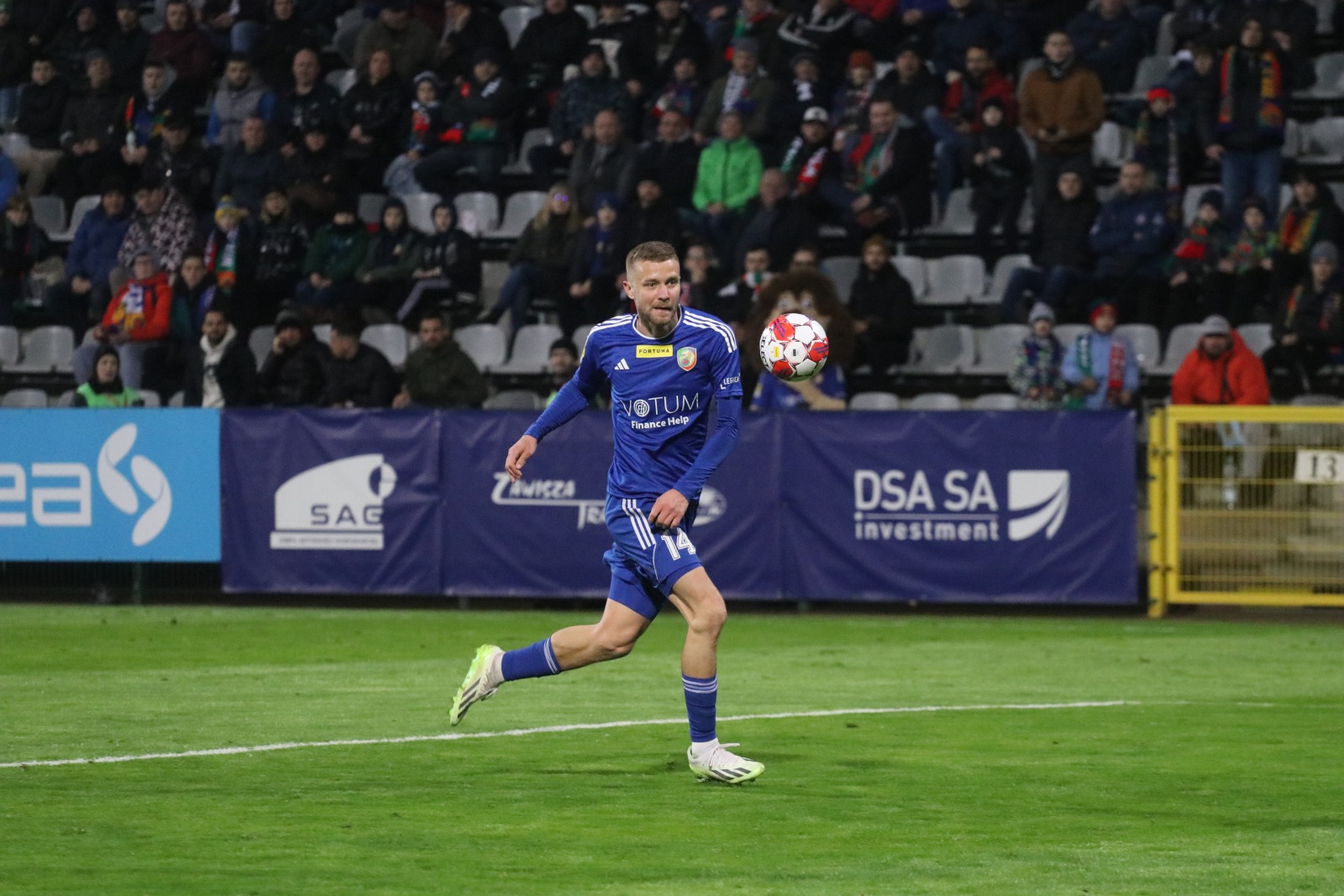 Miedź Legnica pokonała stołeczną Polonię po golach Antonika