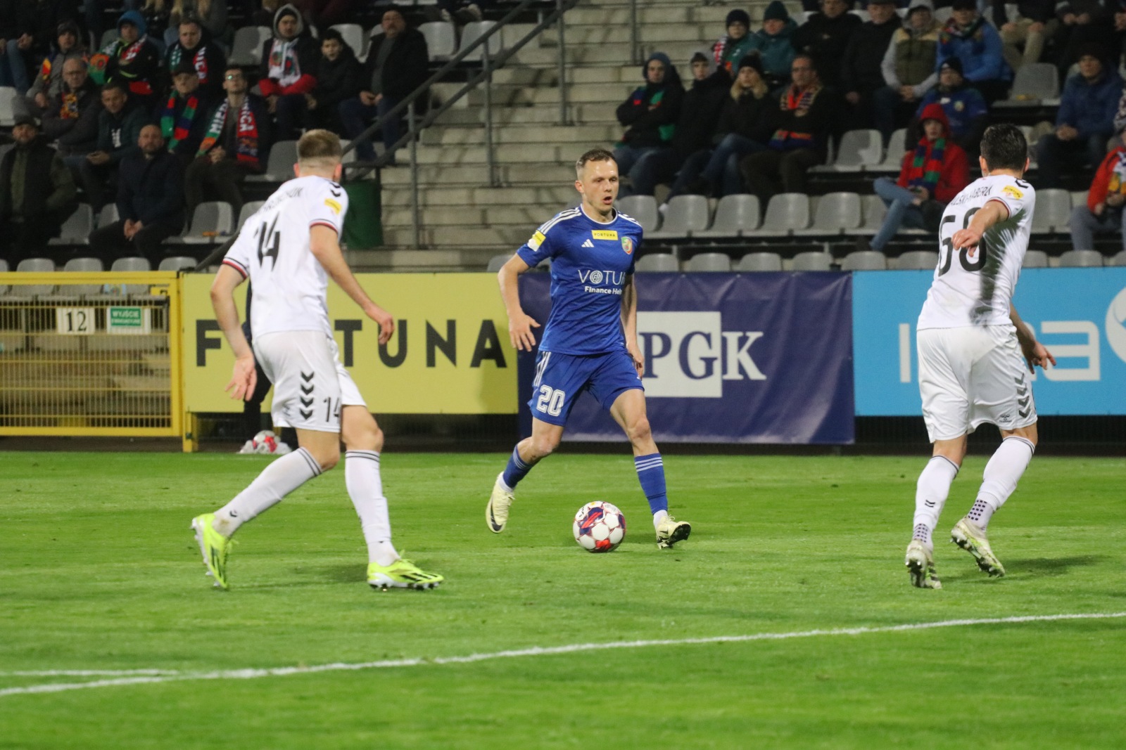 Miedź Legnica pokonała stołeczną Polonię po golach Antonika