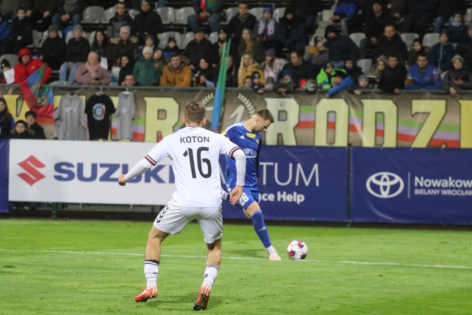 Miedź Legnica pokonała stołeczną Polonię po golach Antonika