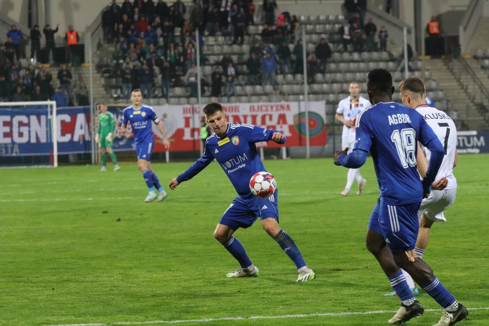 Miedź Legnica pokonała stołeczną Polonię po golach Antonika
