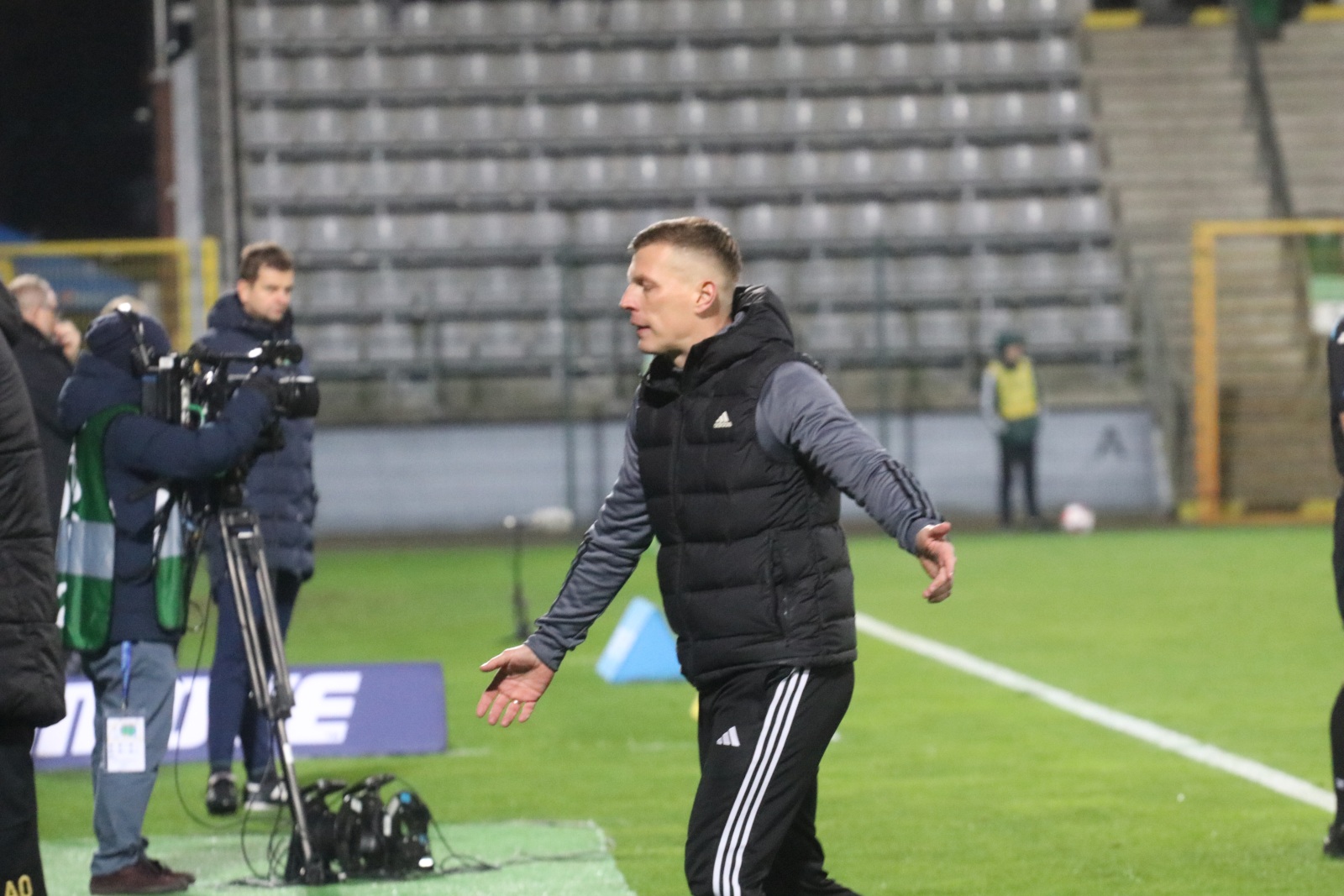 Miedź Legnica pokonała stołeczną Polonię po golach Antonika