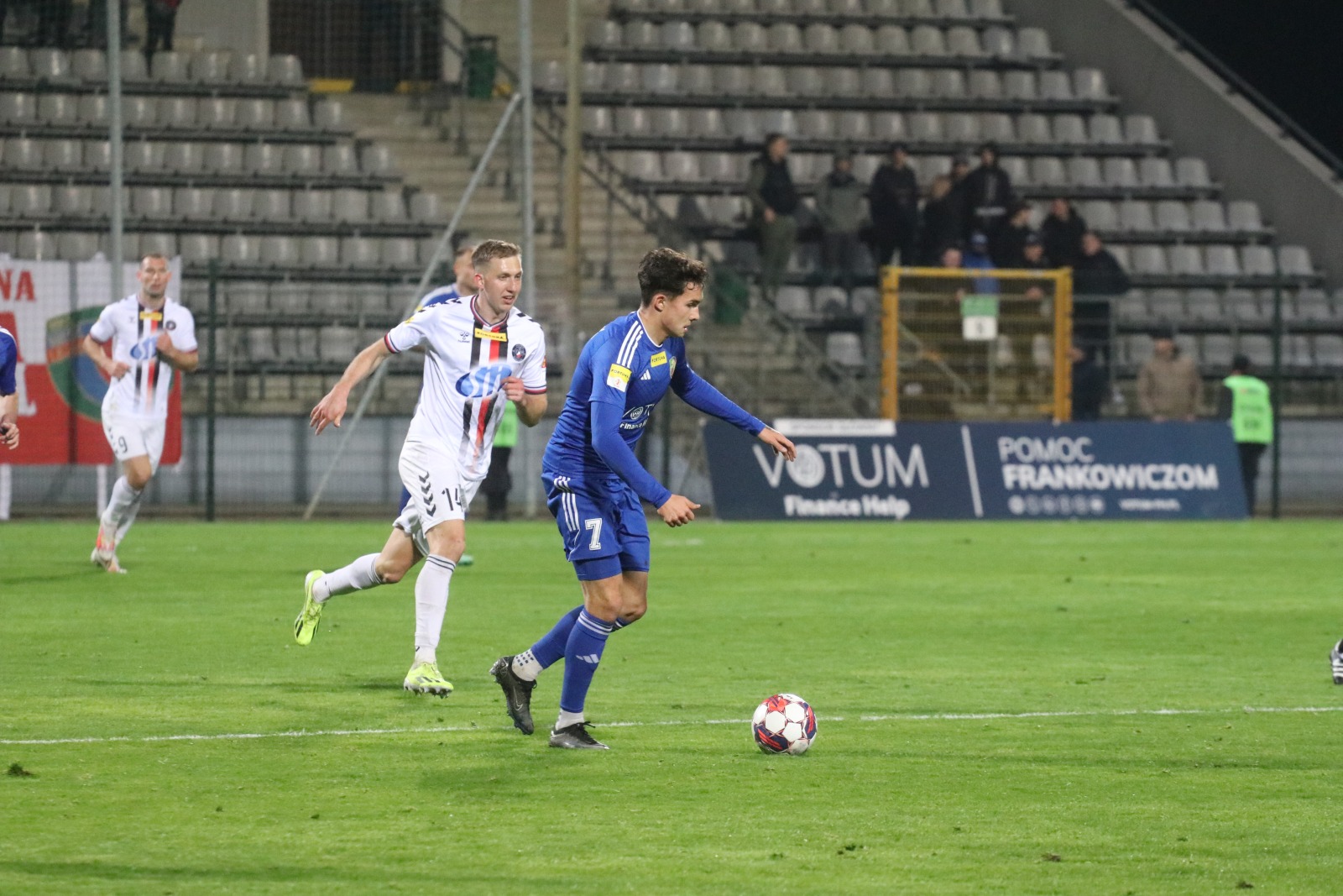 Miedź Legnica pokonała stołeczną Polonię po golach Antonika