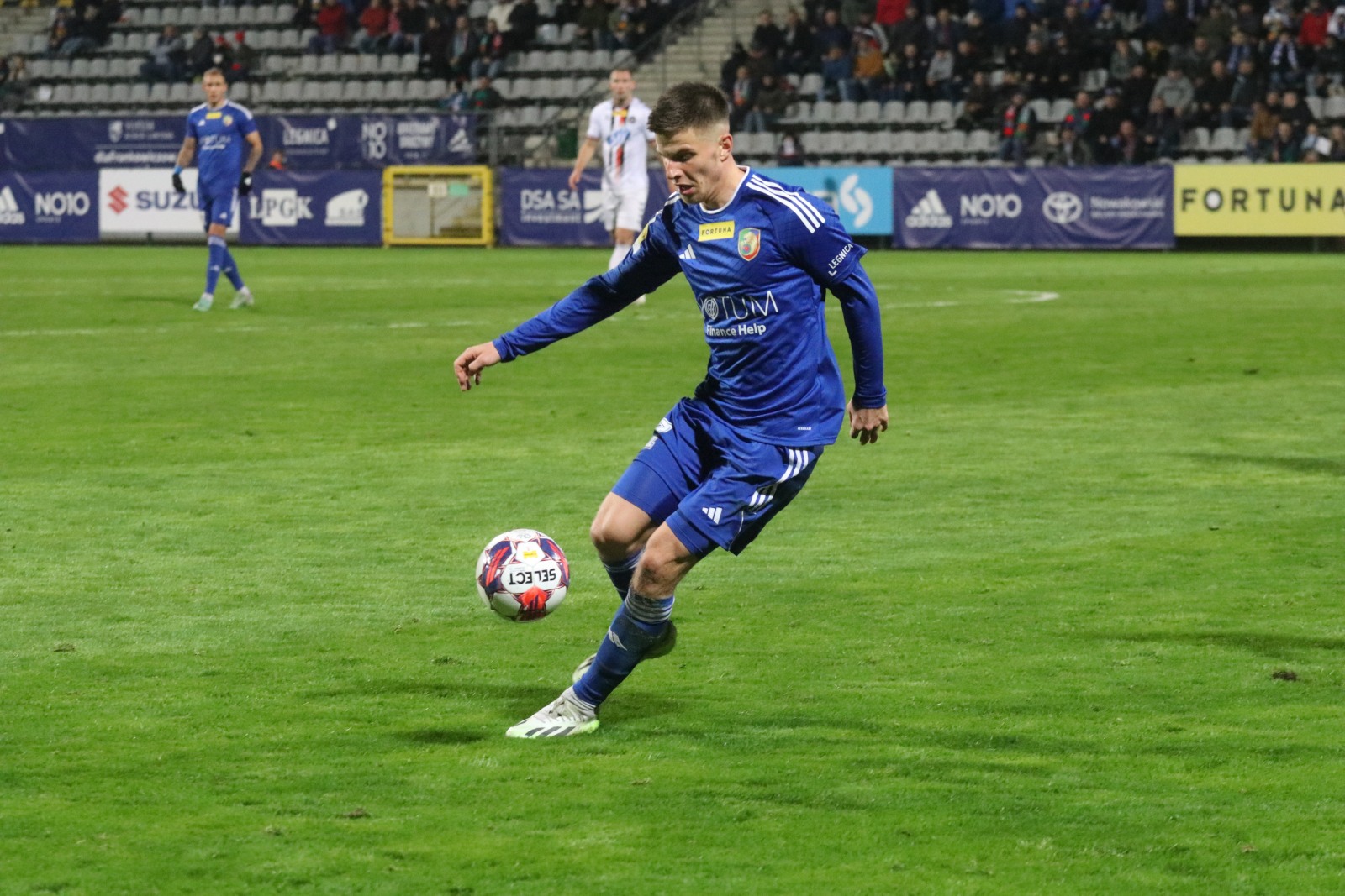 Miedź Legnica pokonała stołeczną Polonię po golach Antonika