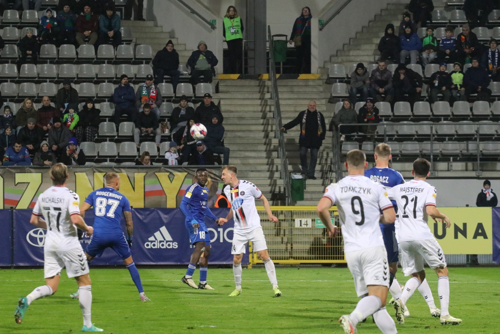 Miedź Legnica pokonała stołeczną Polonię po golach Antonika