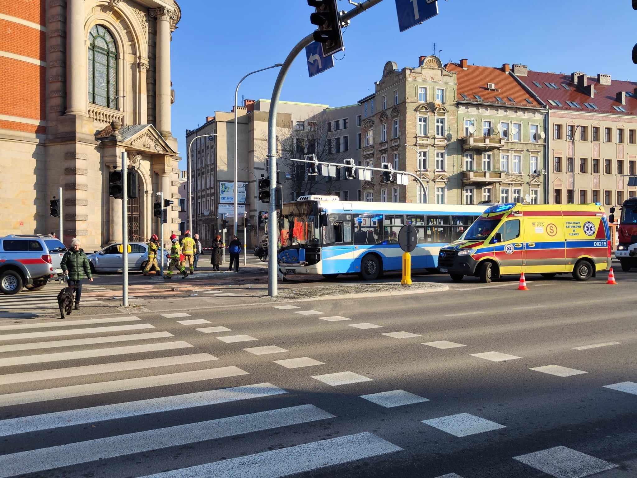 Kierująca pojazdem marki Nissan uderzyła w autobus MPK