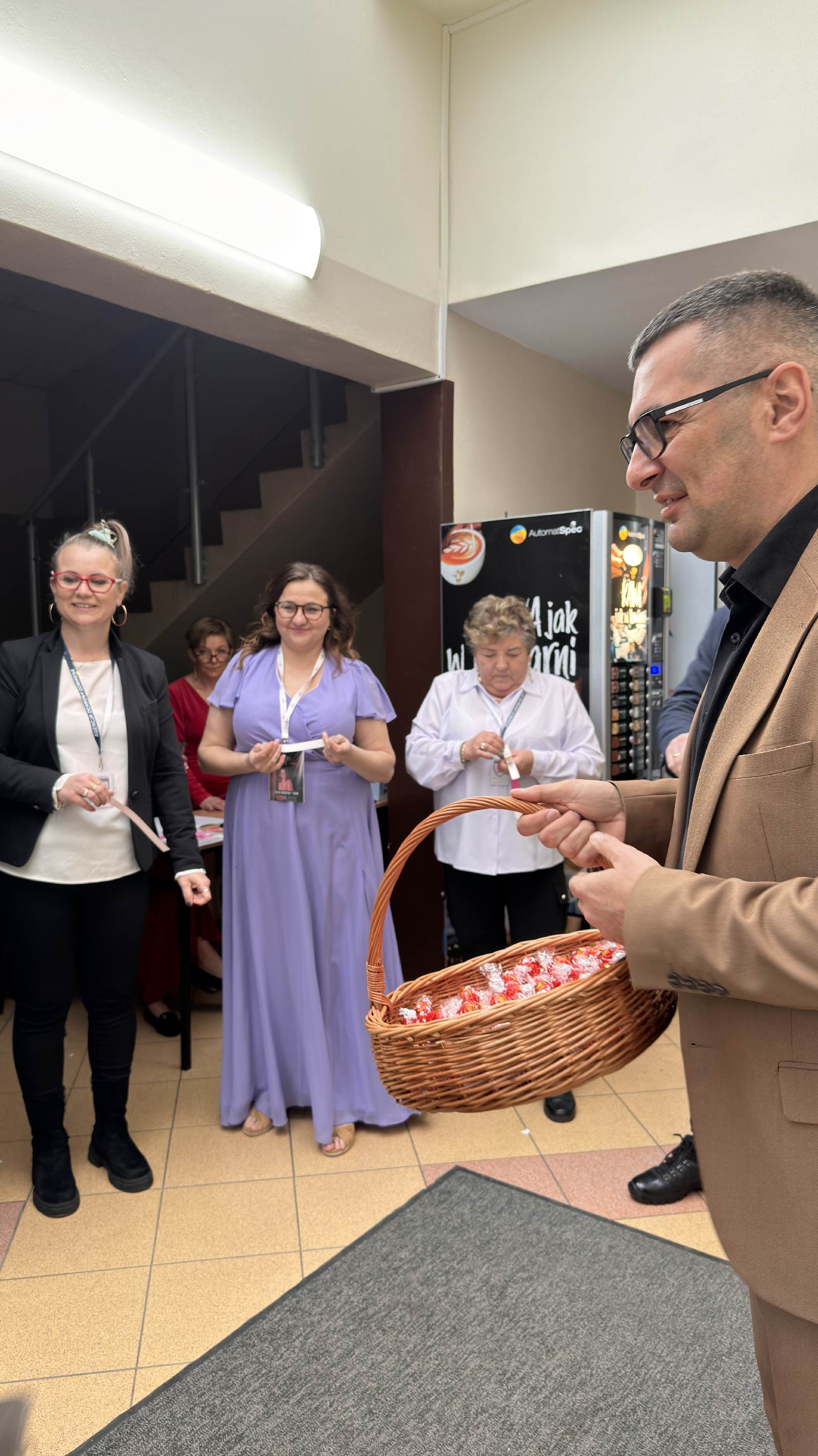 Czekoladki, kwiatki, śpiew i taniec w Legnickim Polu