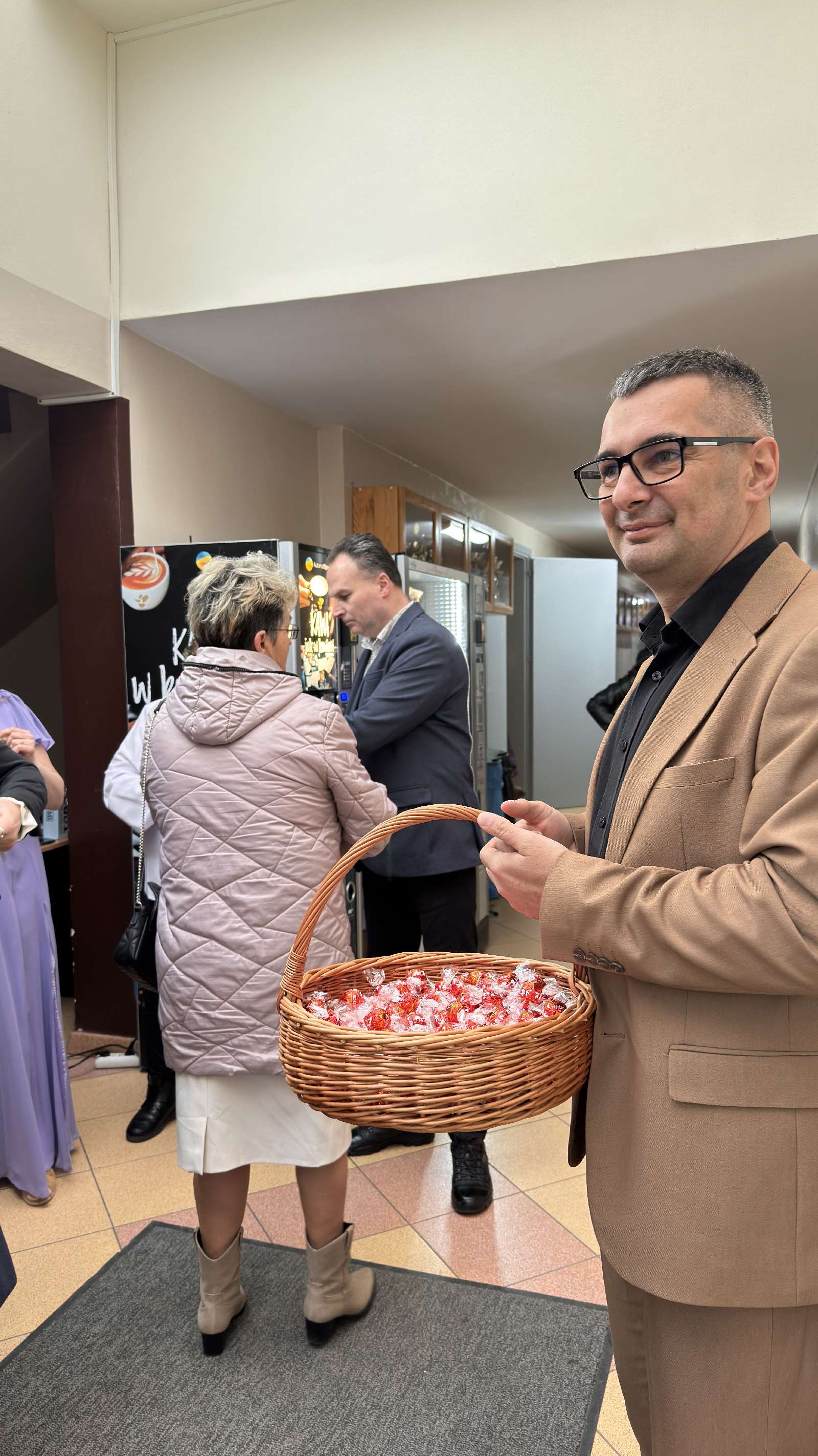 Czekoladki, kwiatki, śpiew i taniec w Legnickim Polu