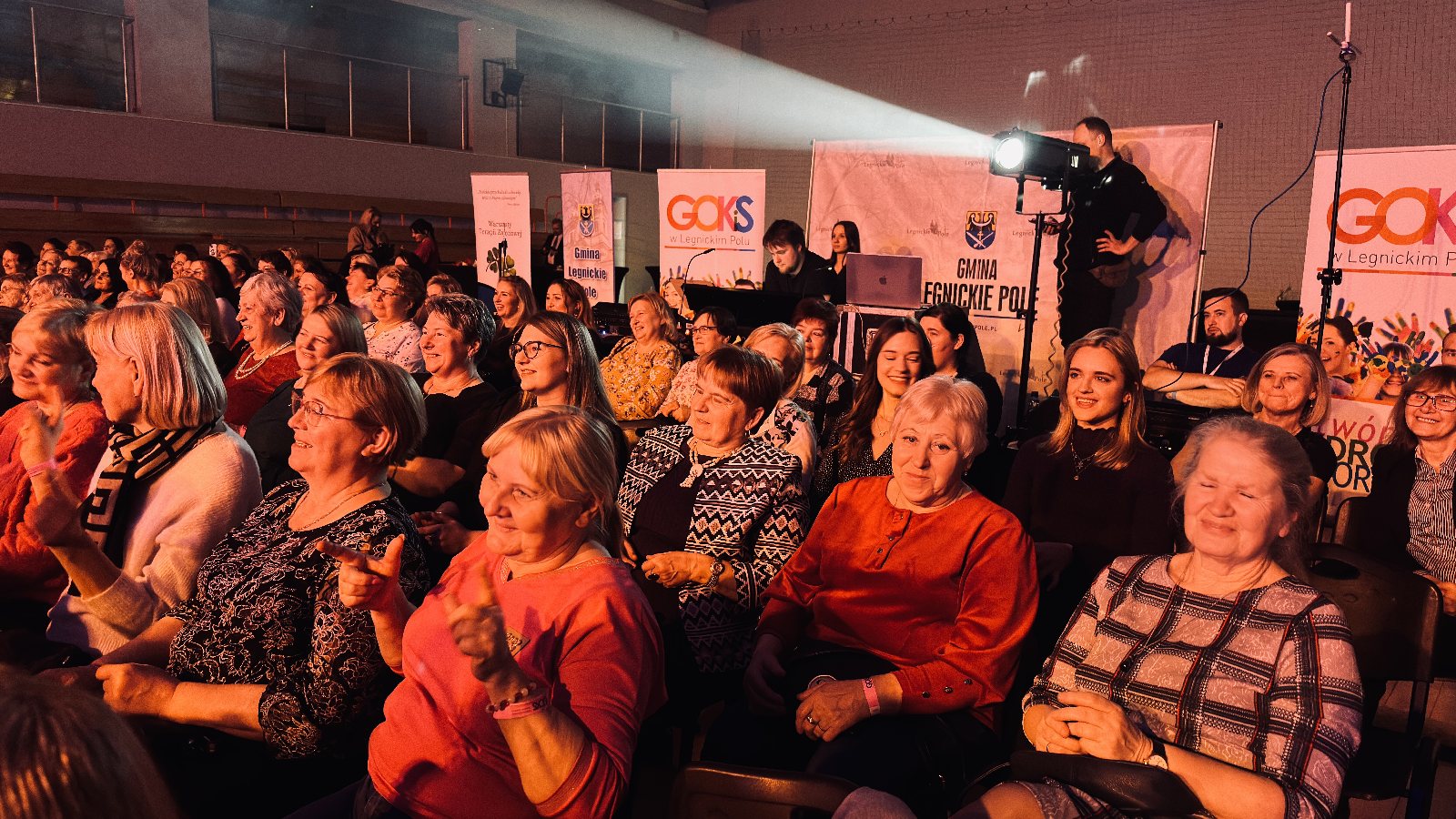 Czekoladki, kwiatki, śpiew i taniec w Legnickim Polu