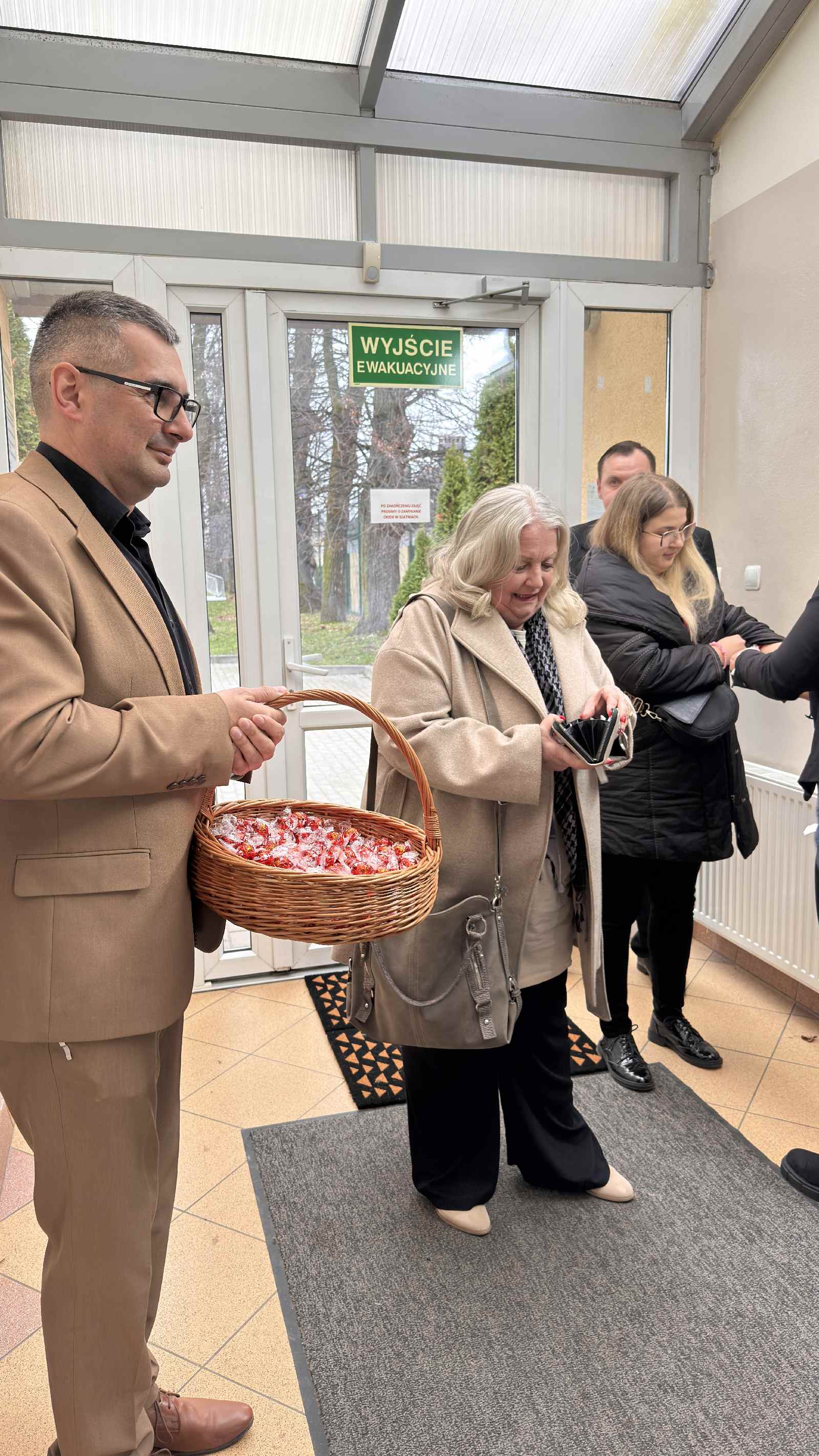 Czekoladki, kwiatki, śpiew i taniec w Legnickim Polu