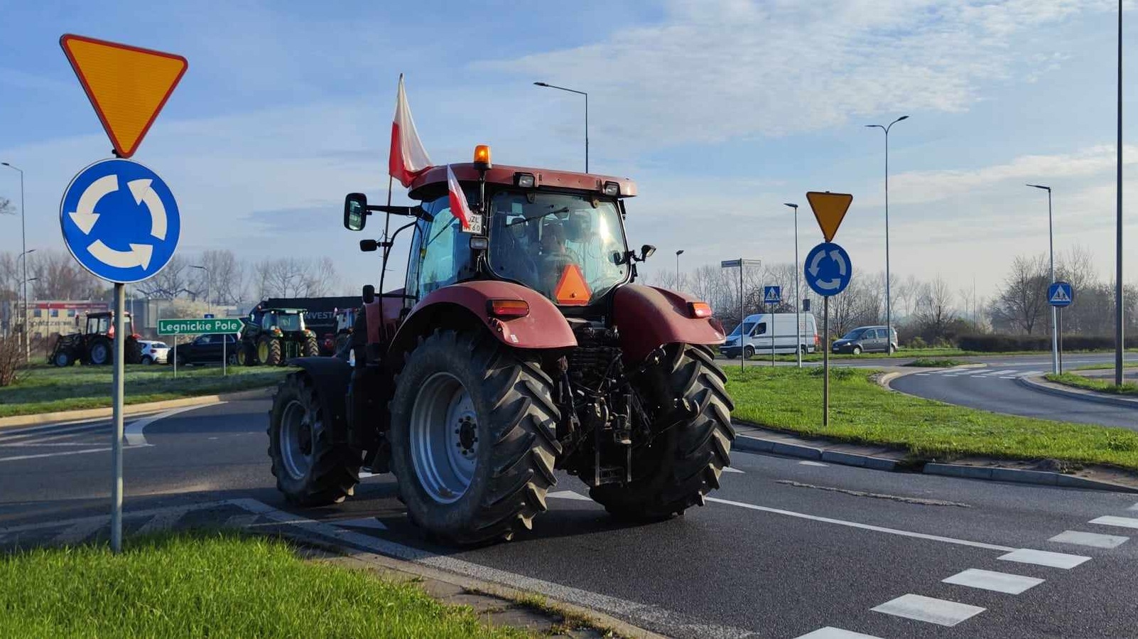 Ciągniki rolnicze sparaliżowały ruch na ulicy Jaworzyńskiej