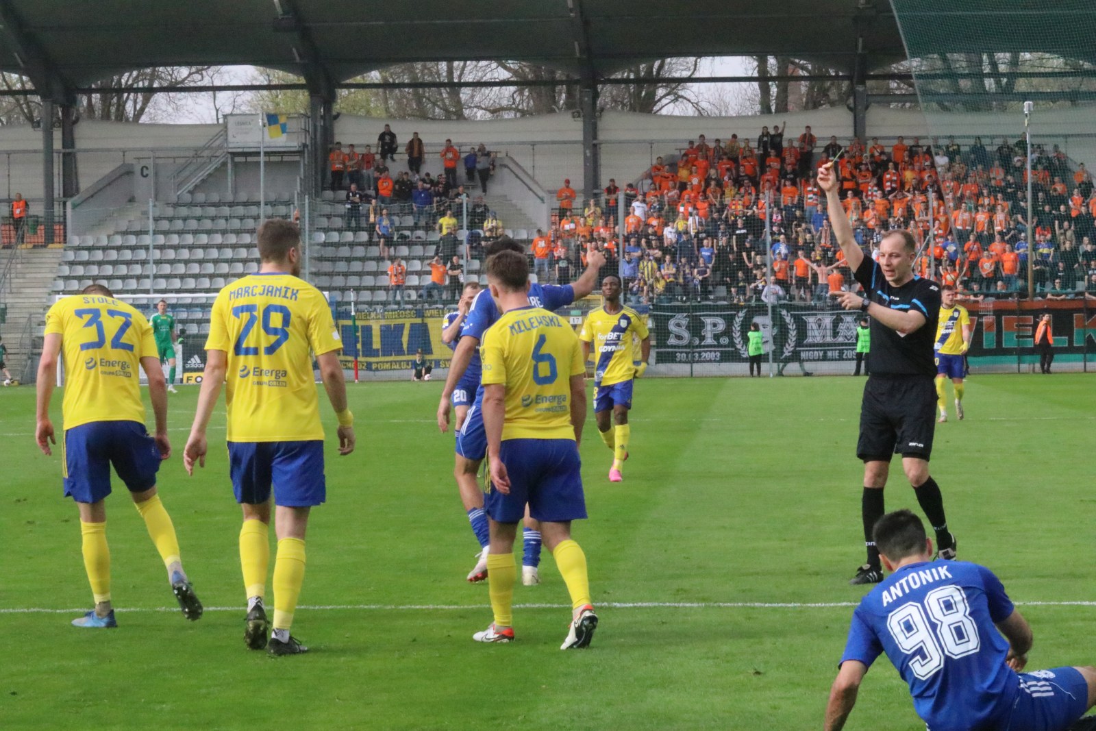 Miedź Legnica przegrywa z liderem w Wielką Sobotę