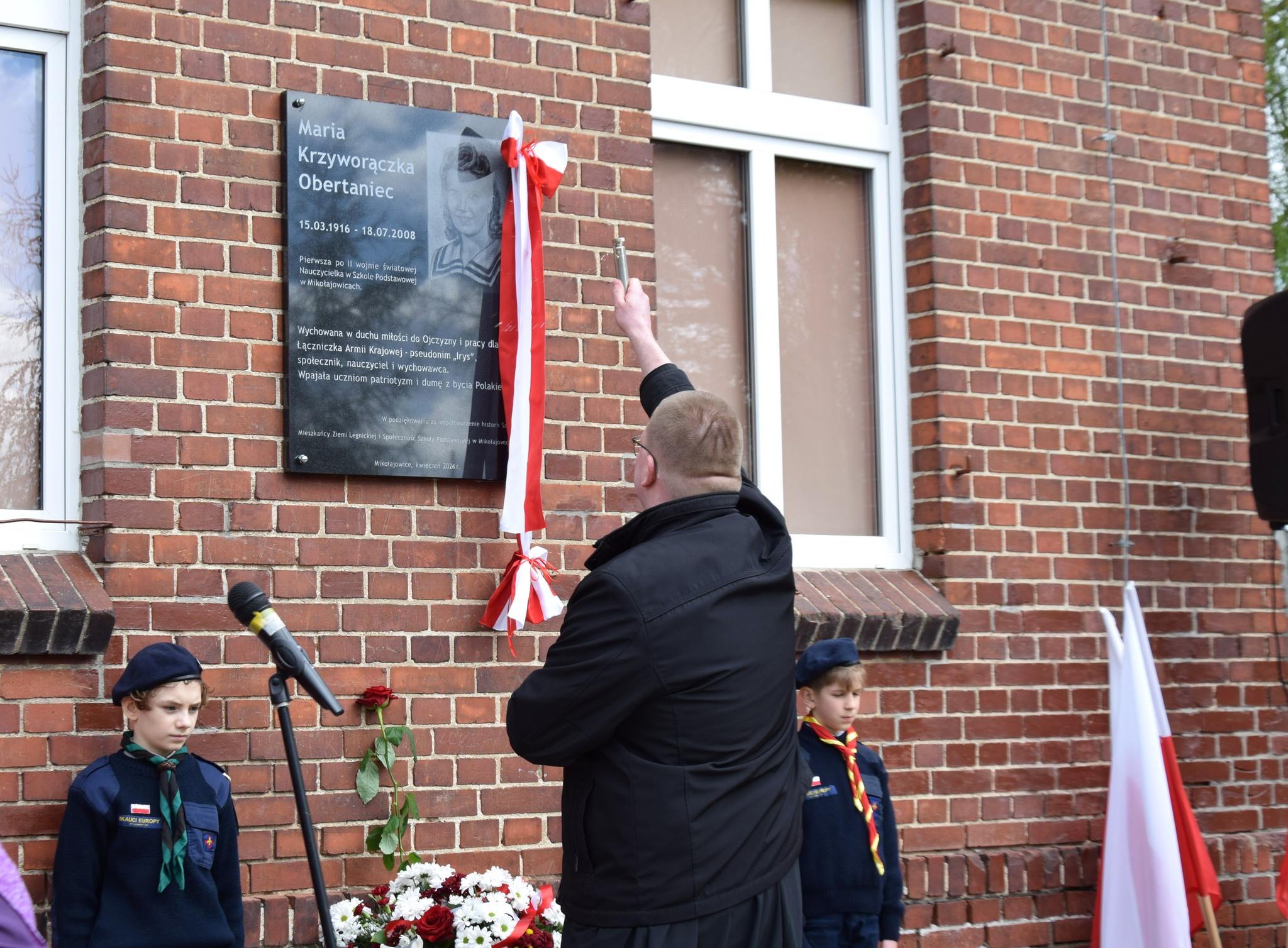 Odsłonięcie tablicy pamiątkowej w Mikołajowicach